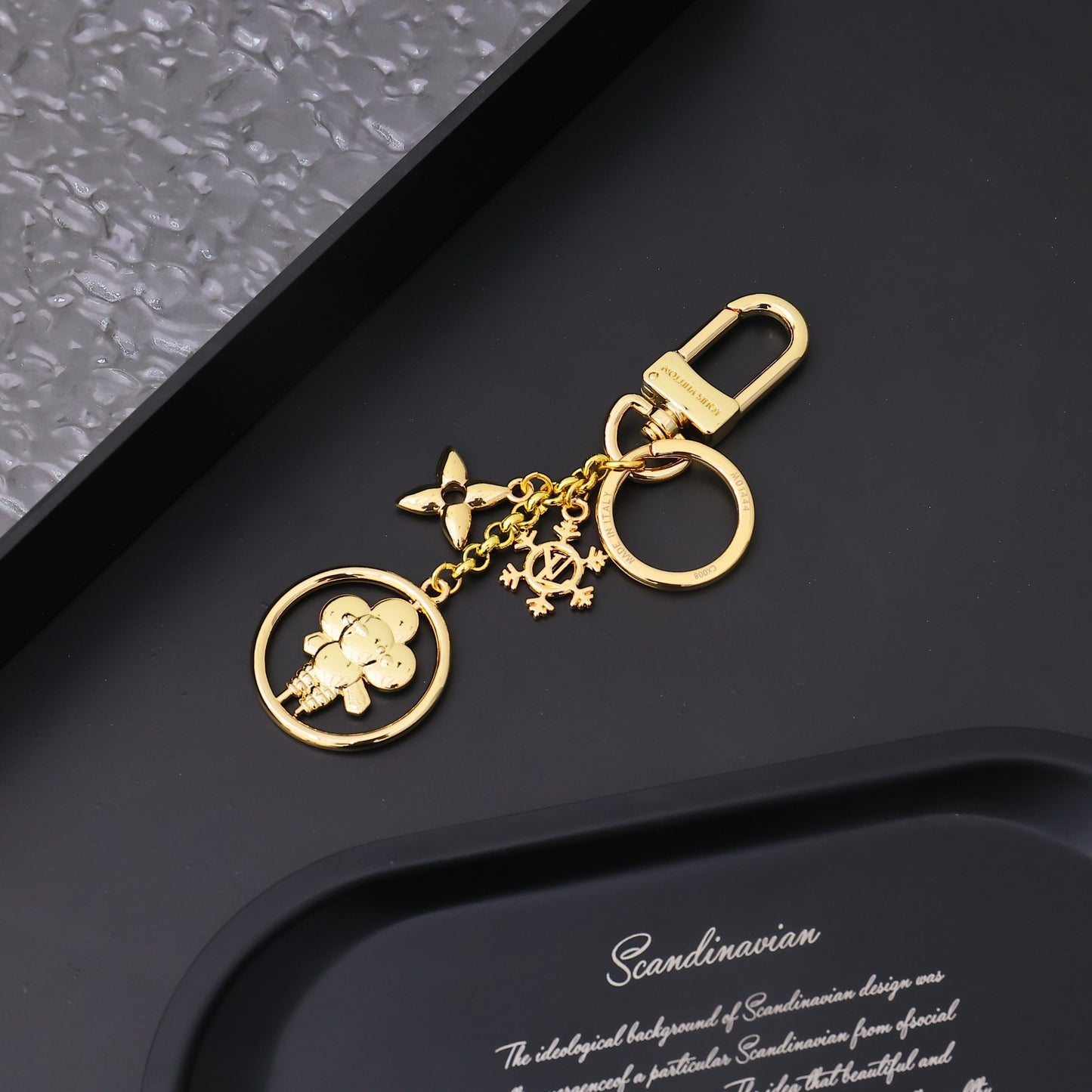 14E93ADE Stylish key closure