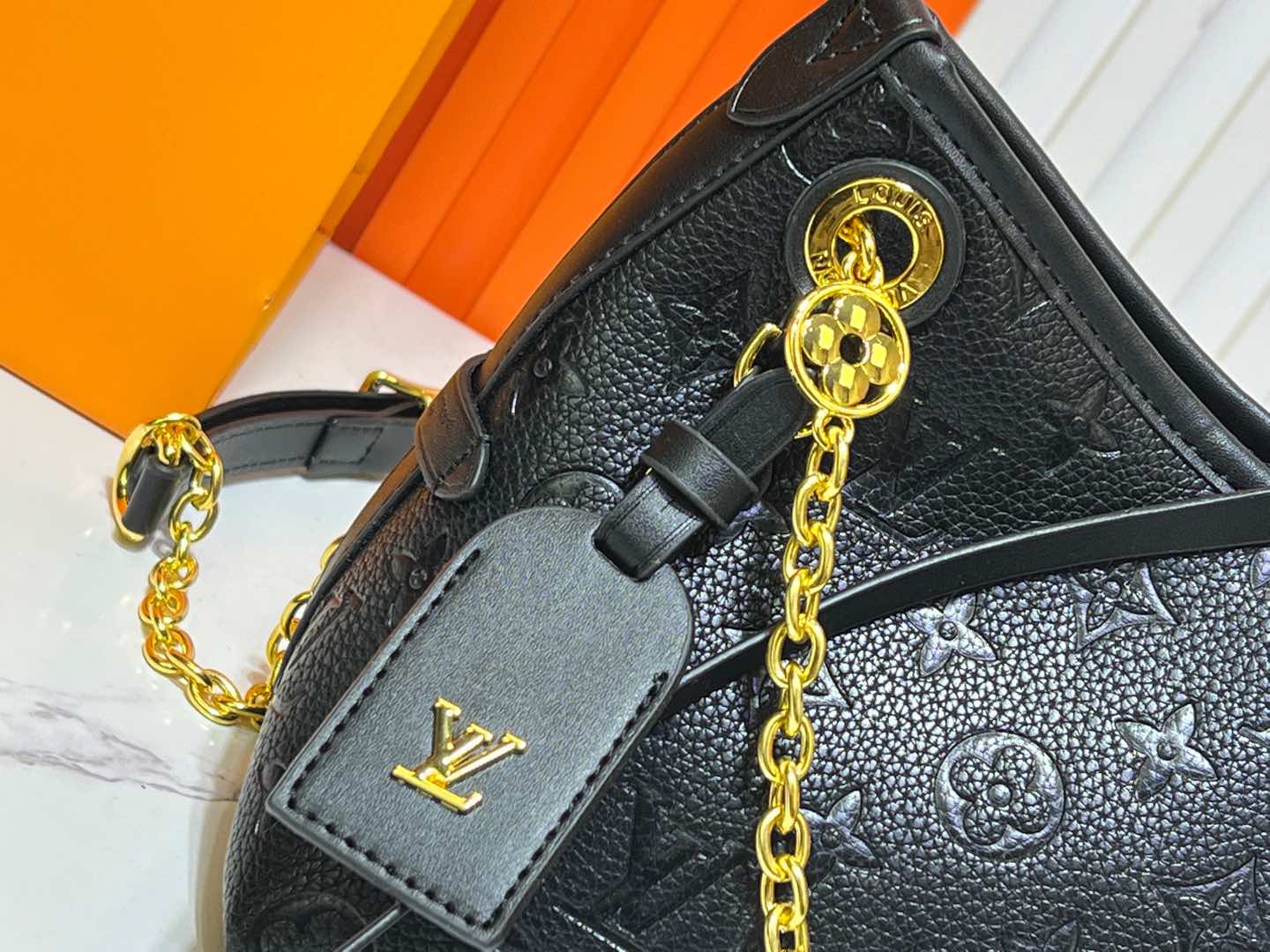 2WE33BDE Stylish leather bag