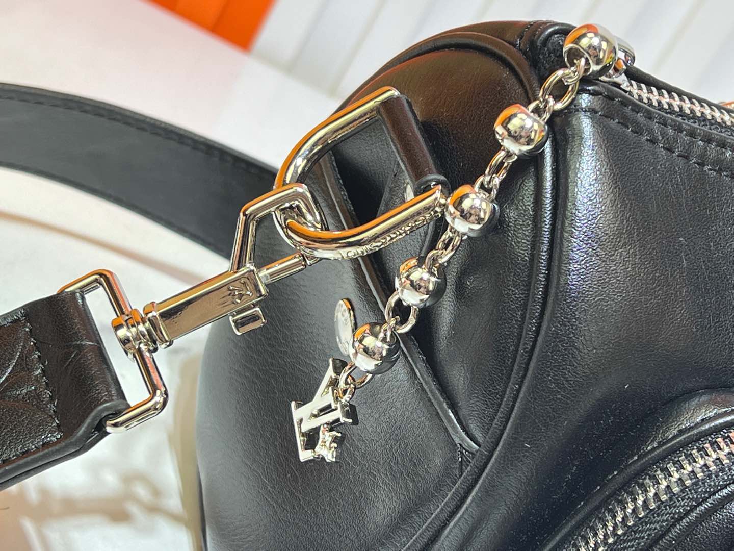 2WE39BDE Stylish leather bag