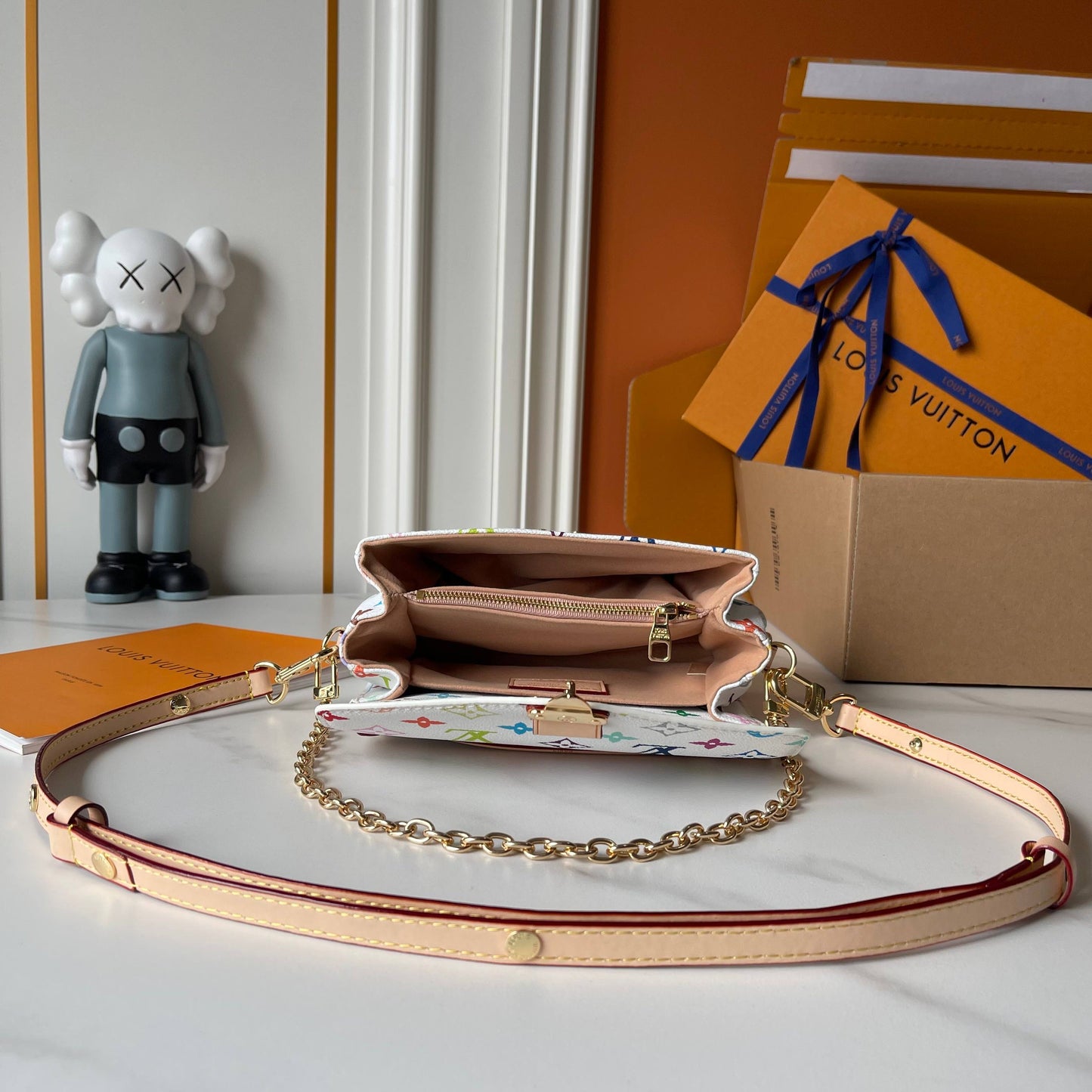 155NE38BDE Stylish leather bag