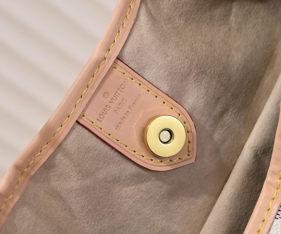 1XE63BDE Stylish leather bag 