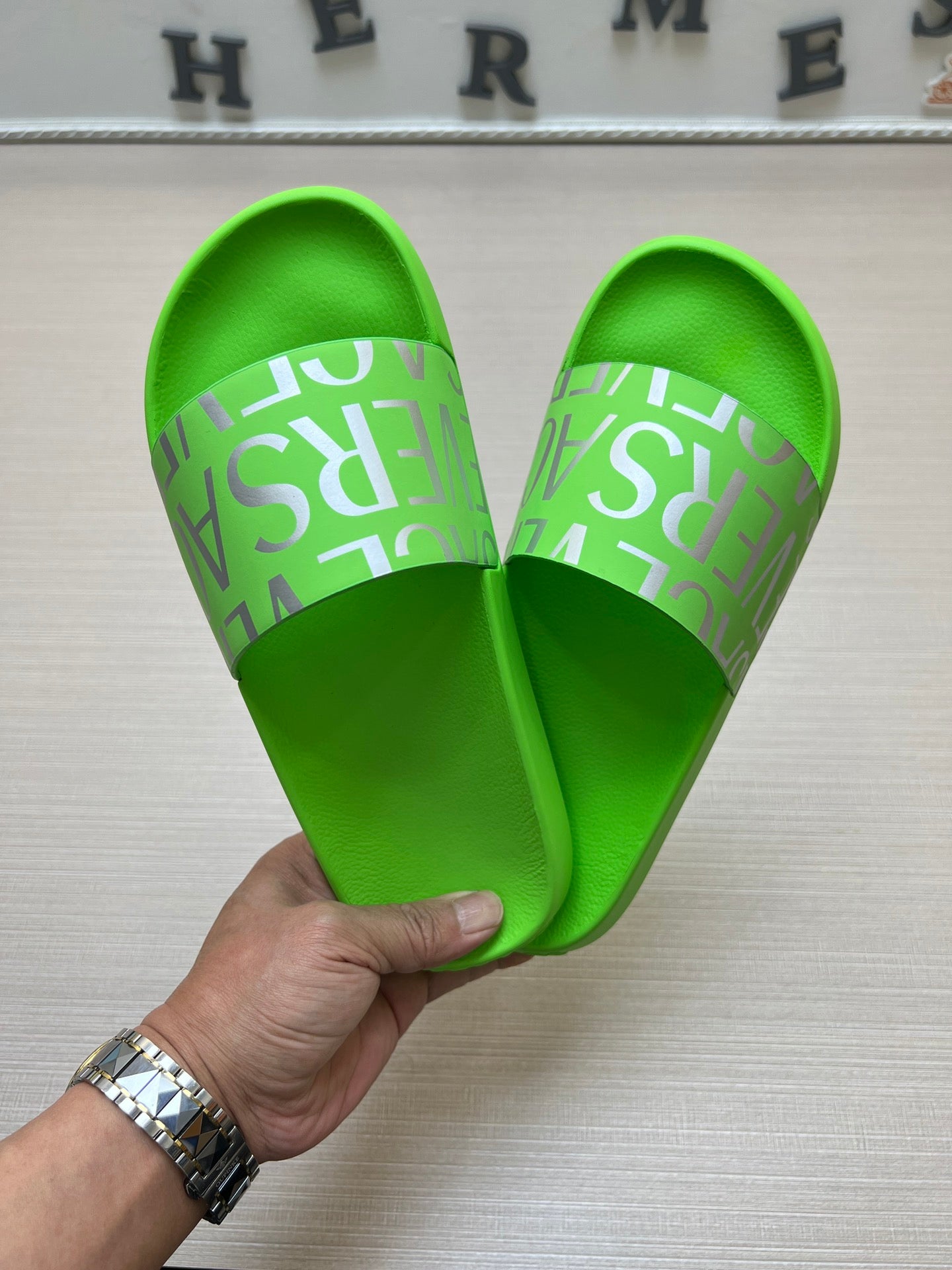 54V108ZDE Stylish slippers