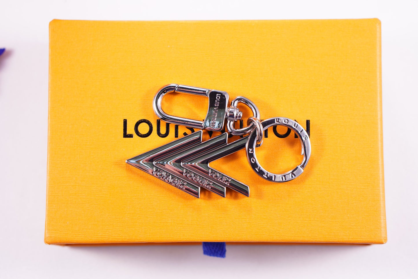14E89ADE Stylish key closure