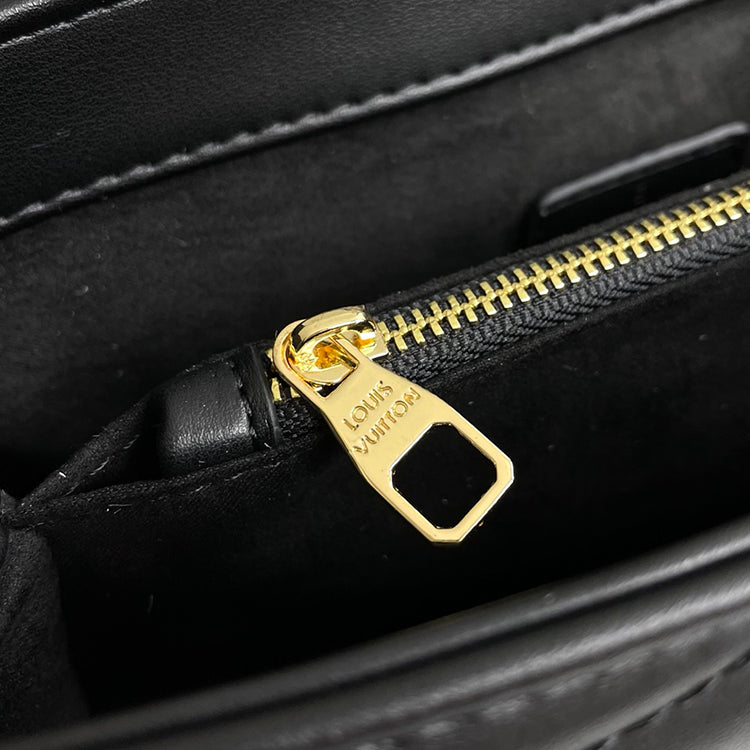 AE028BDE Stylish leather bag 