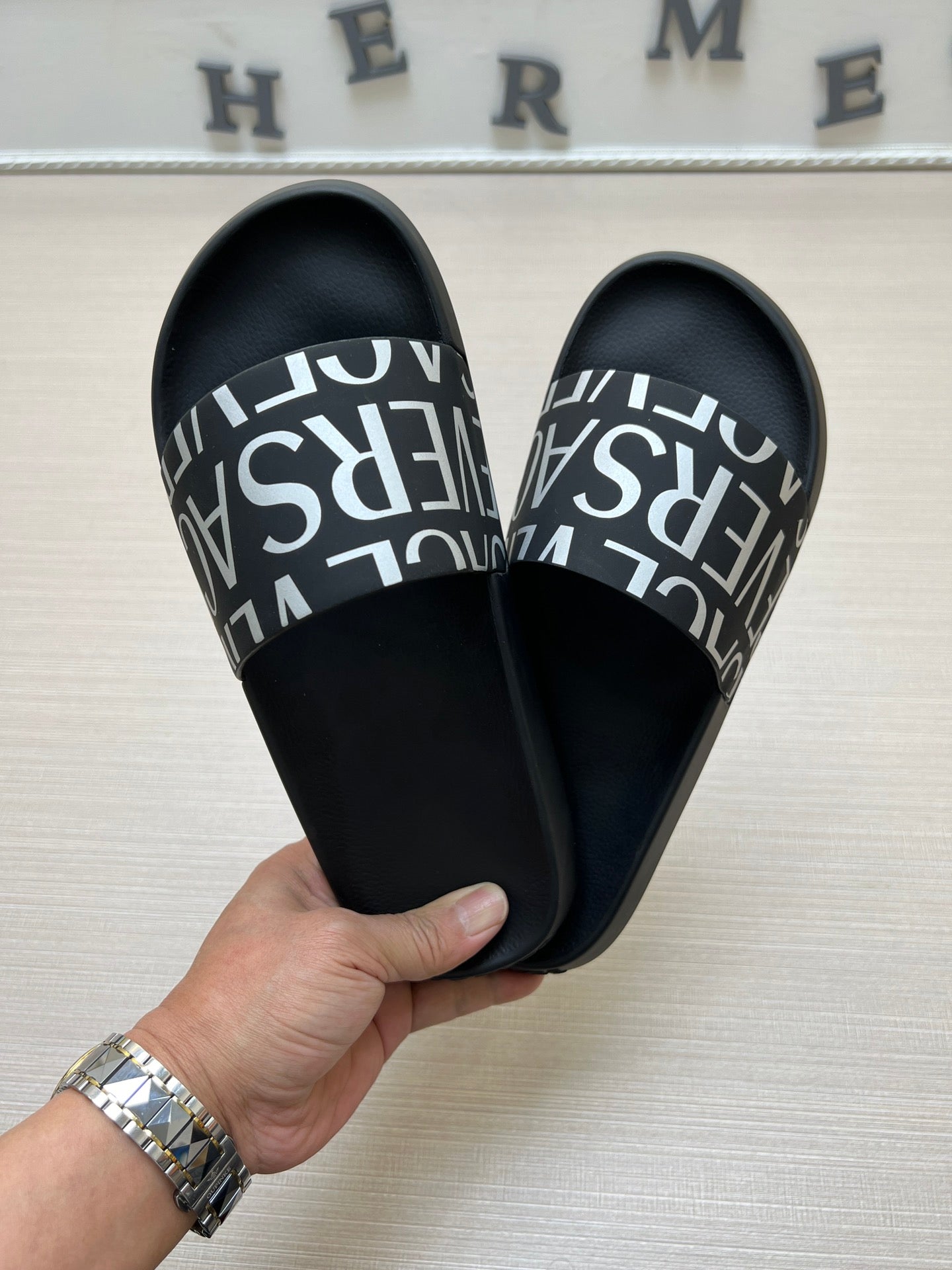 54V108ZDE Stylish slippers