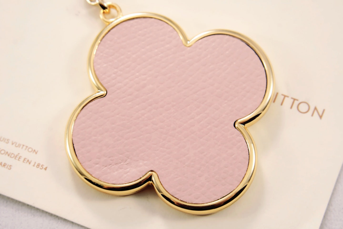 3RE19ADE Stylish key closure