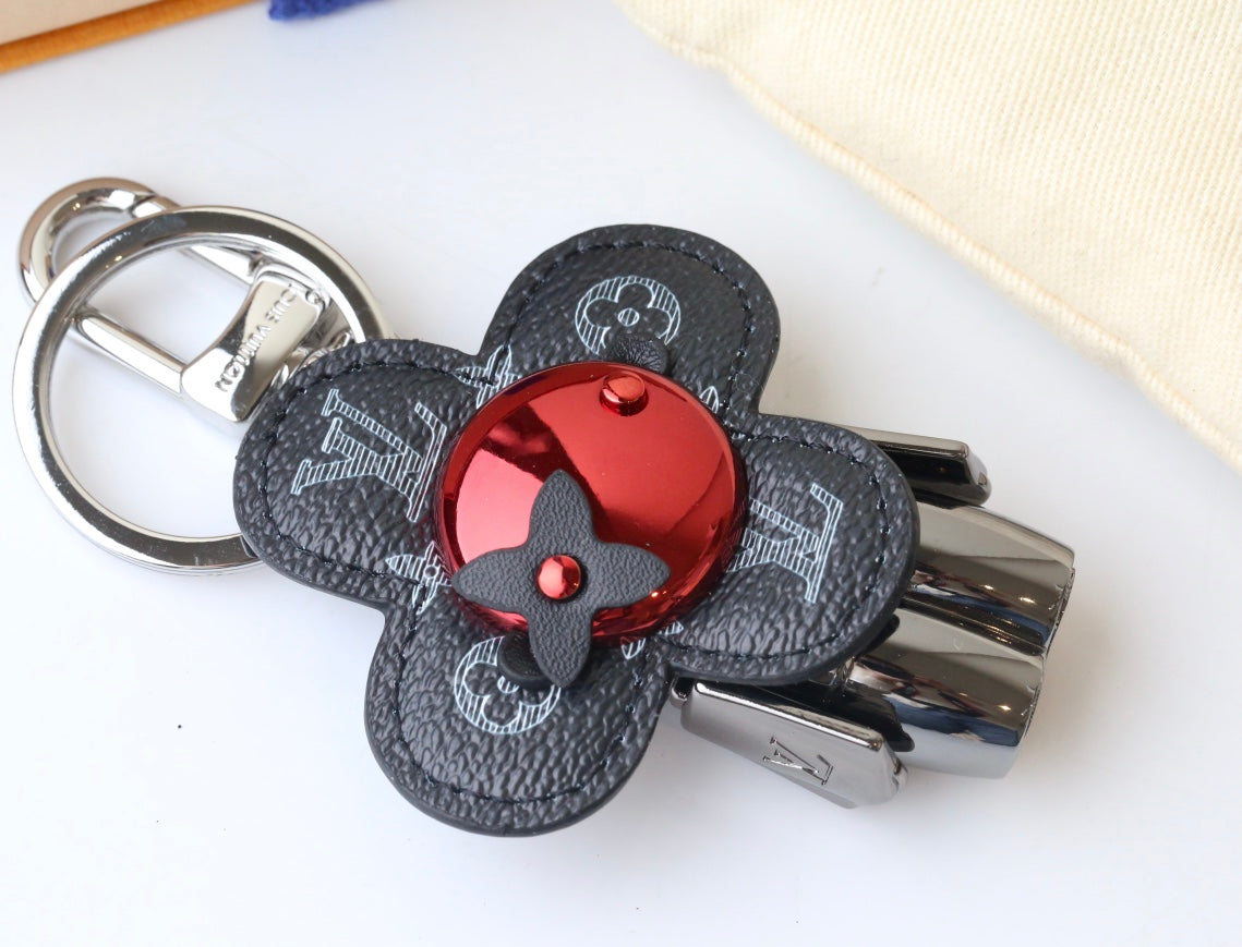 14E68ADE Stylish key closure
