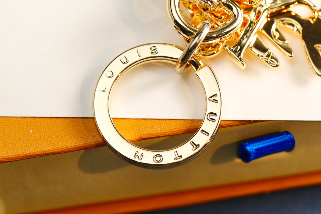 3RE29ADE Stylish key closure