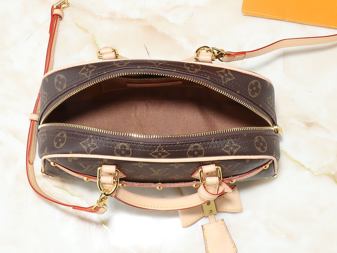165NE101BDE Stylish leather bag