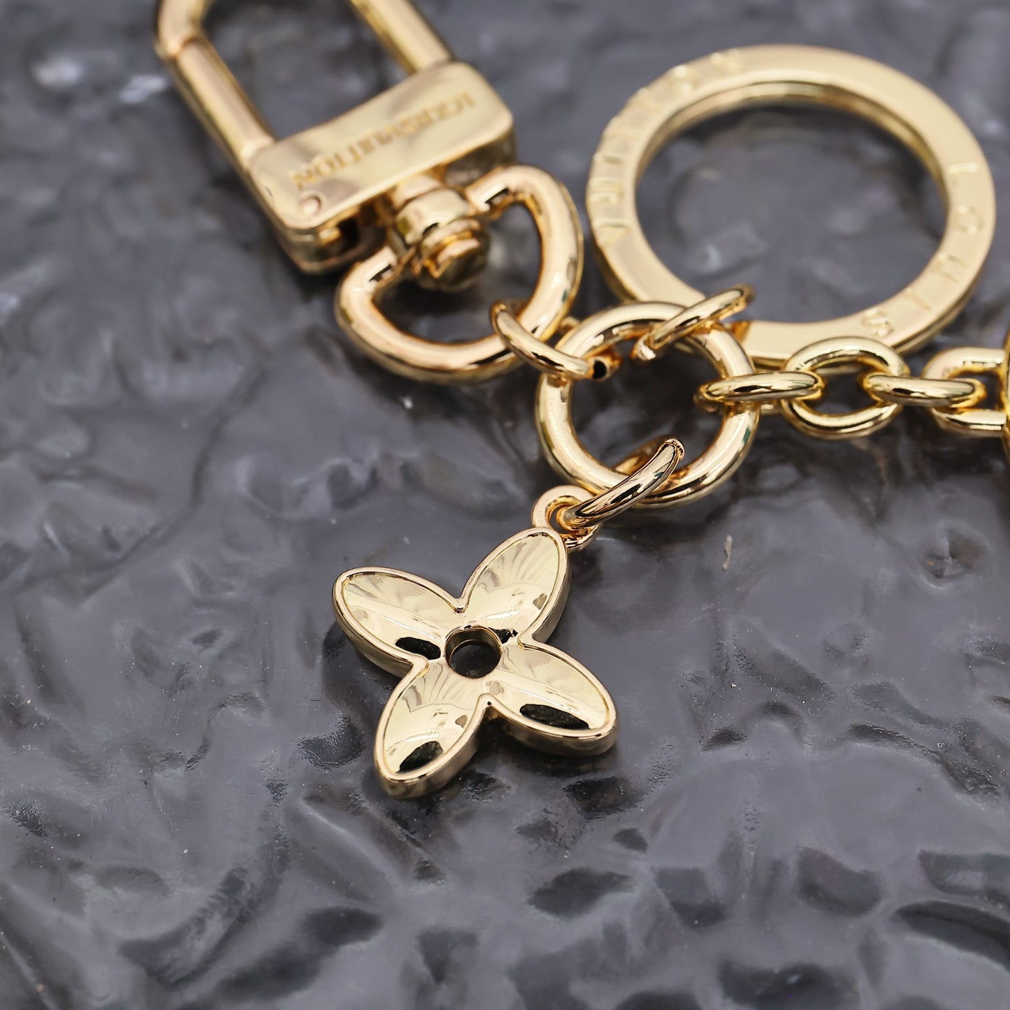 14E21ADE Stylish key closure