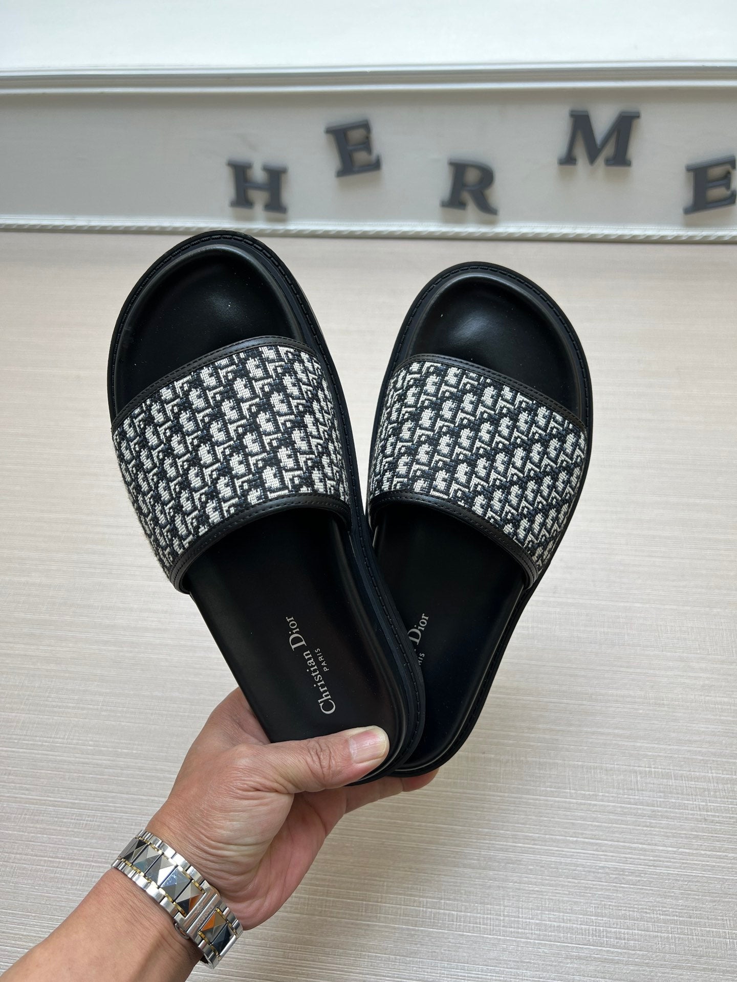 54D114ZDE Stylish slippers