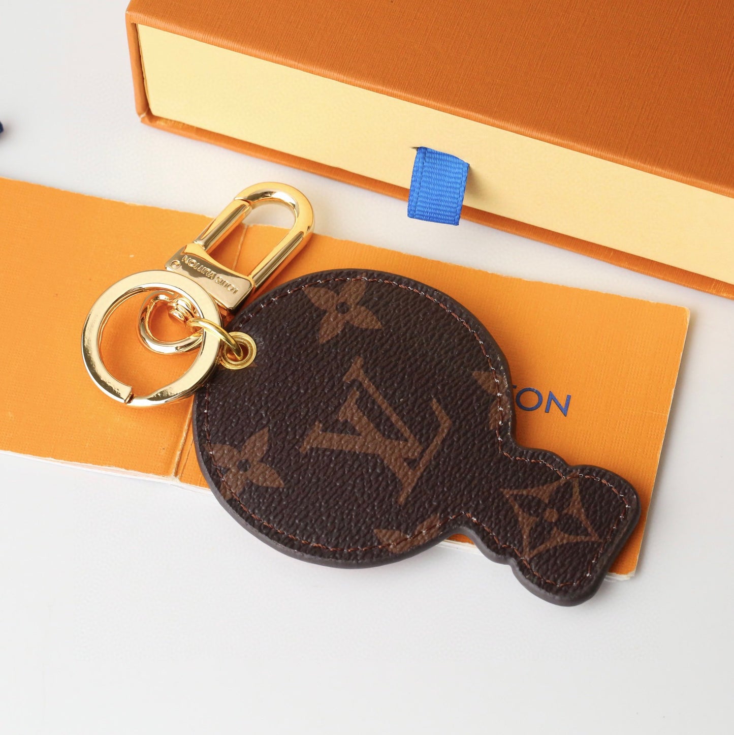 3RE21ADE Stylish key closure