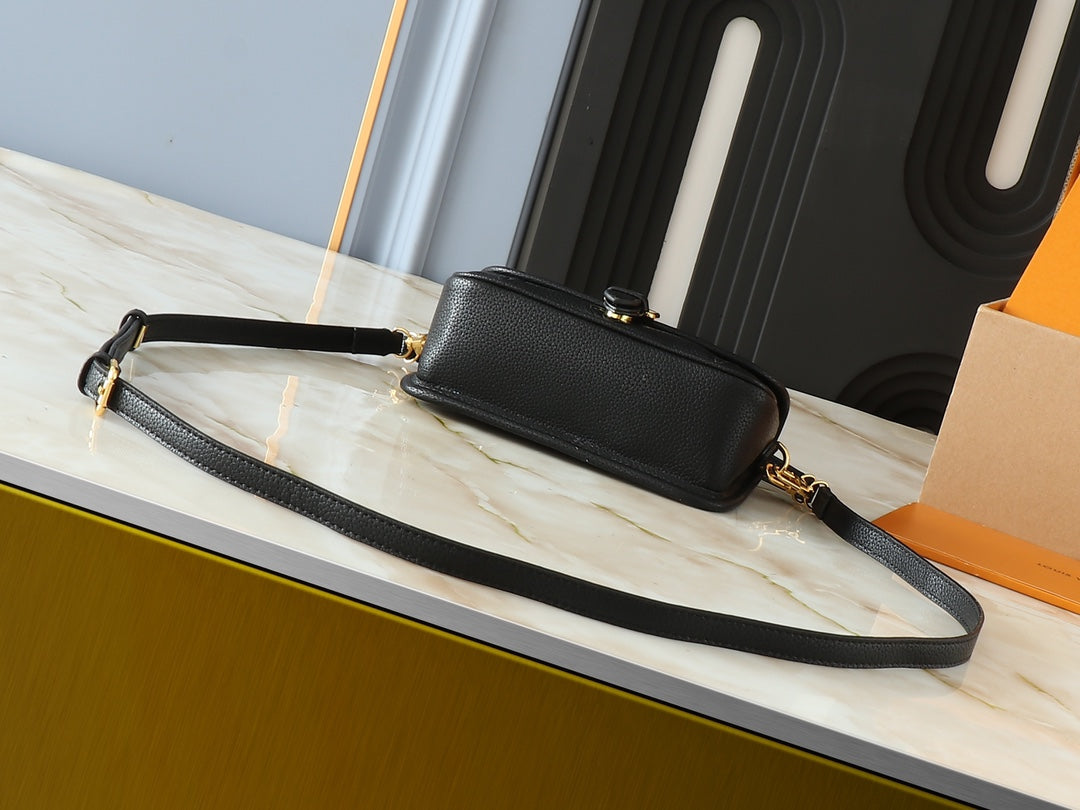 15XE3BDE Stylish leather bag