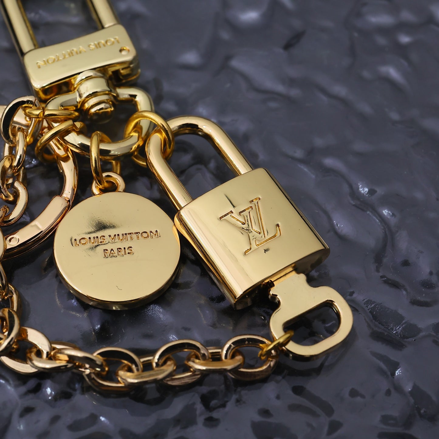 14E18ADE Stylish key closure