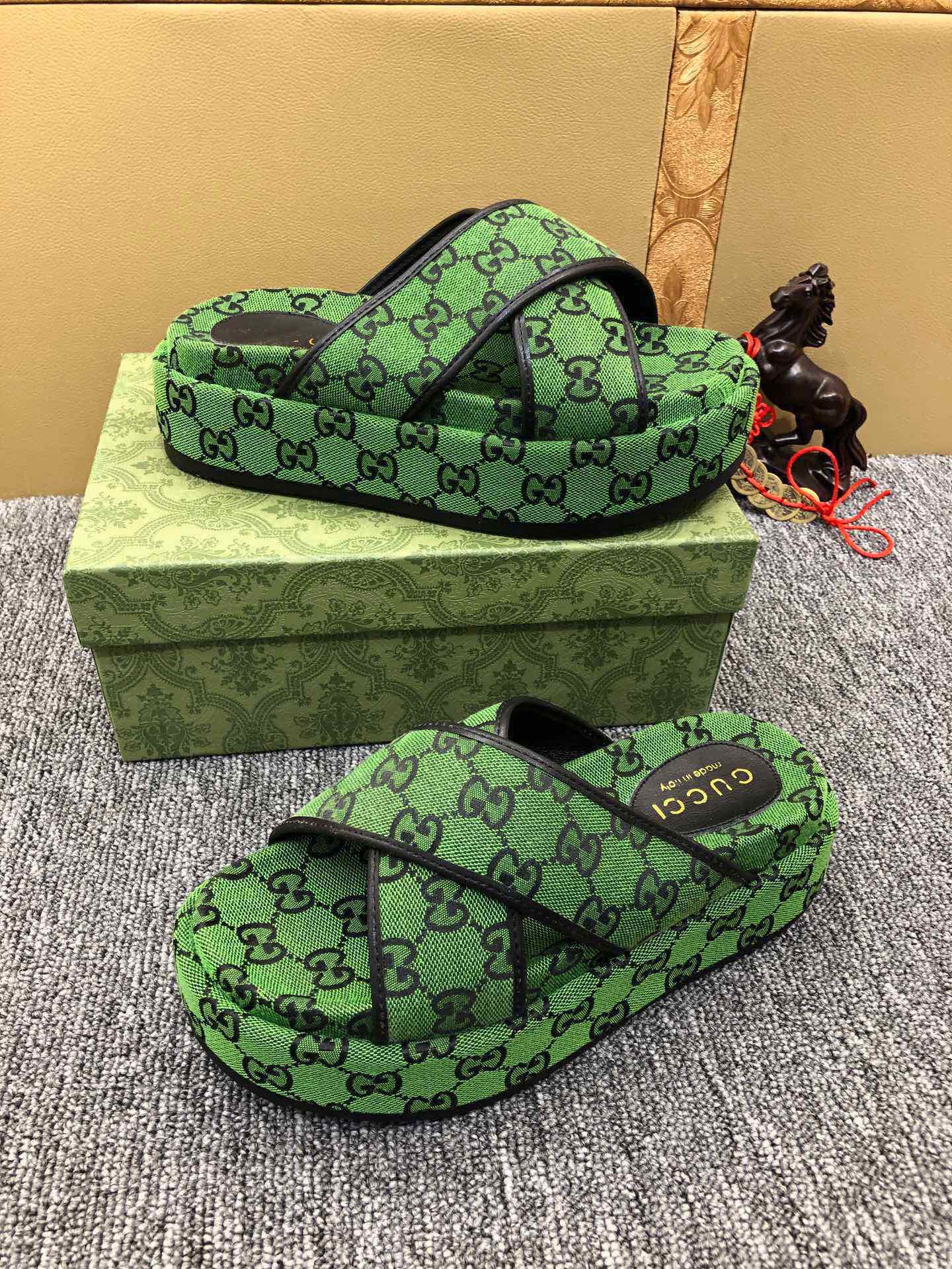 5YB69ZDE Stylish Slippers