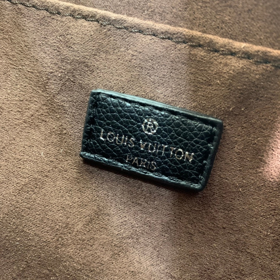 1XE52BDE Stylish leather bag 