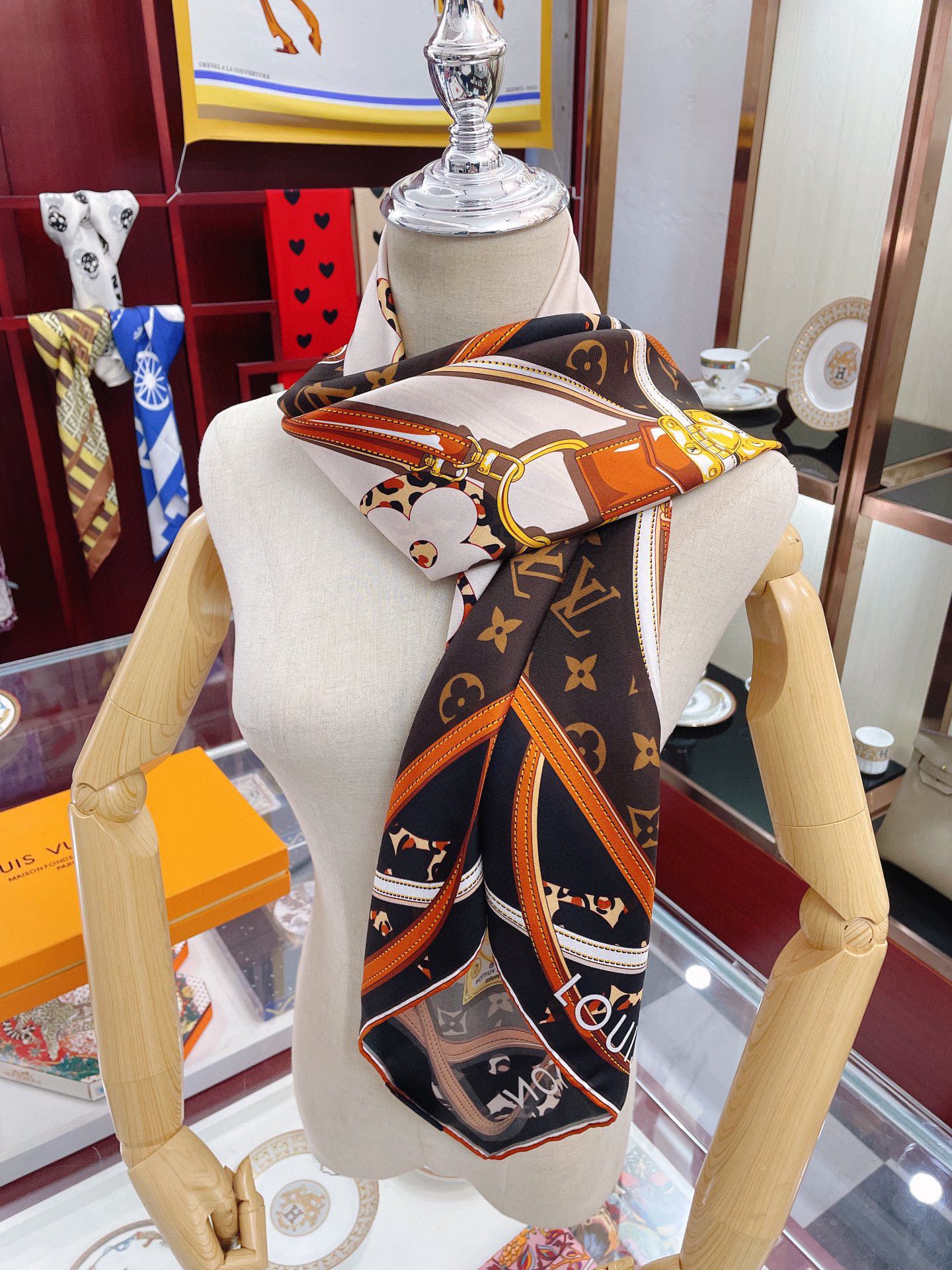 155NE6WDE Stylish Silk Scarve