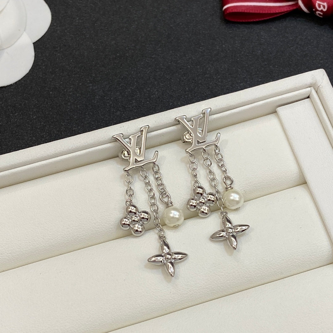 14E450EDE Stylish Earrings