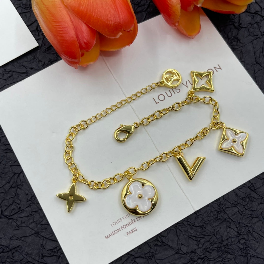 14E965KDE Stylish Bracelets