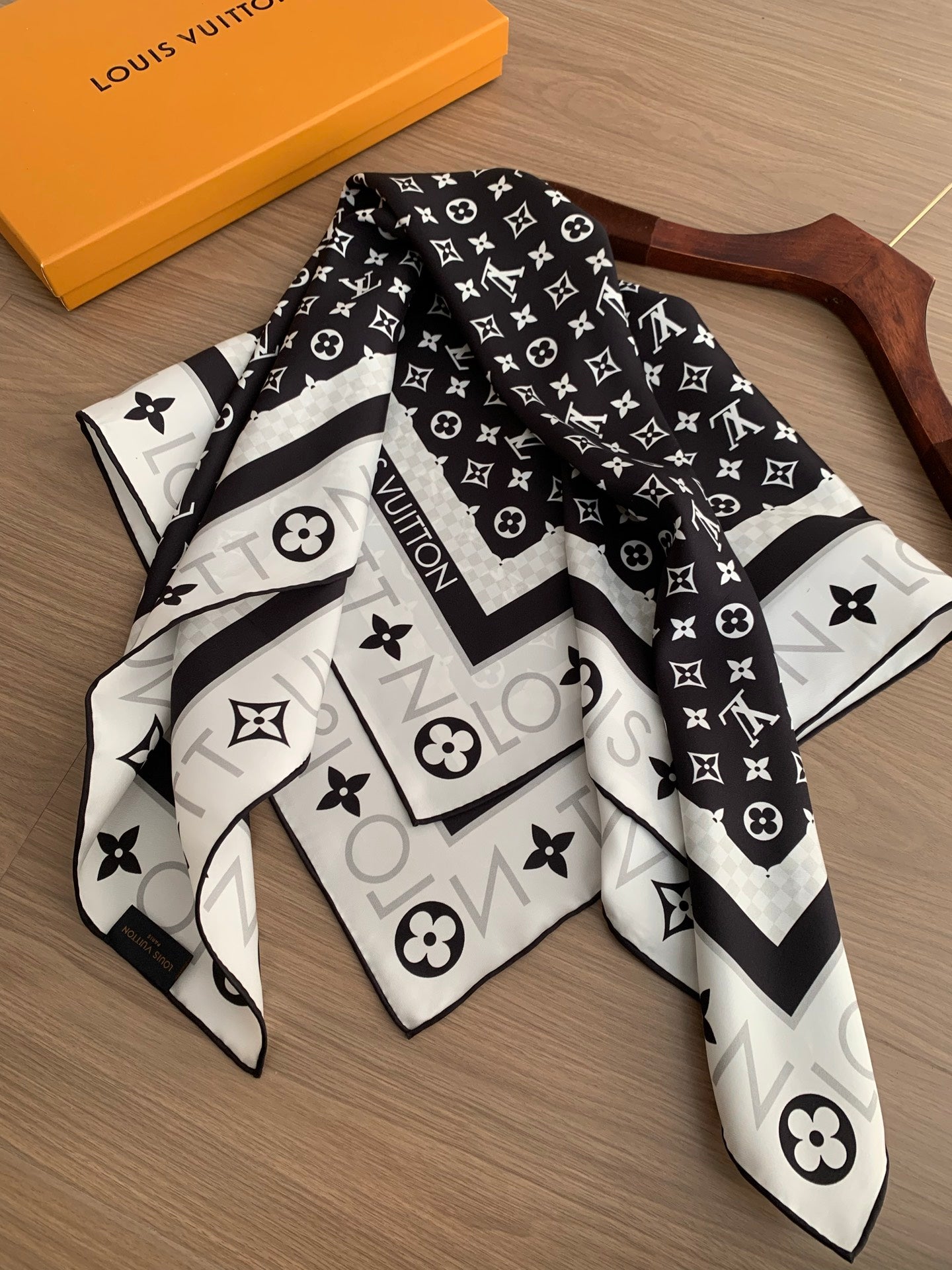 155NE7WDE Stylish Silk Scarve