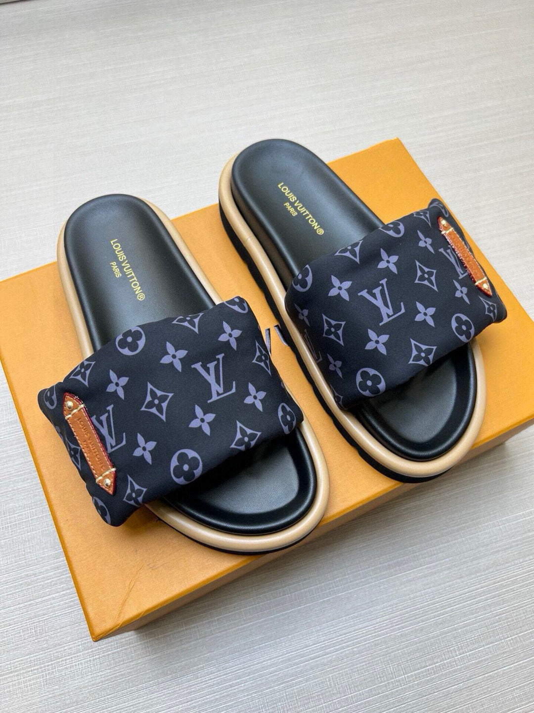 5QE9ZDE Stylish Slippers