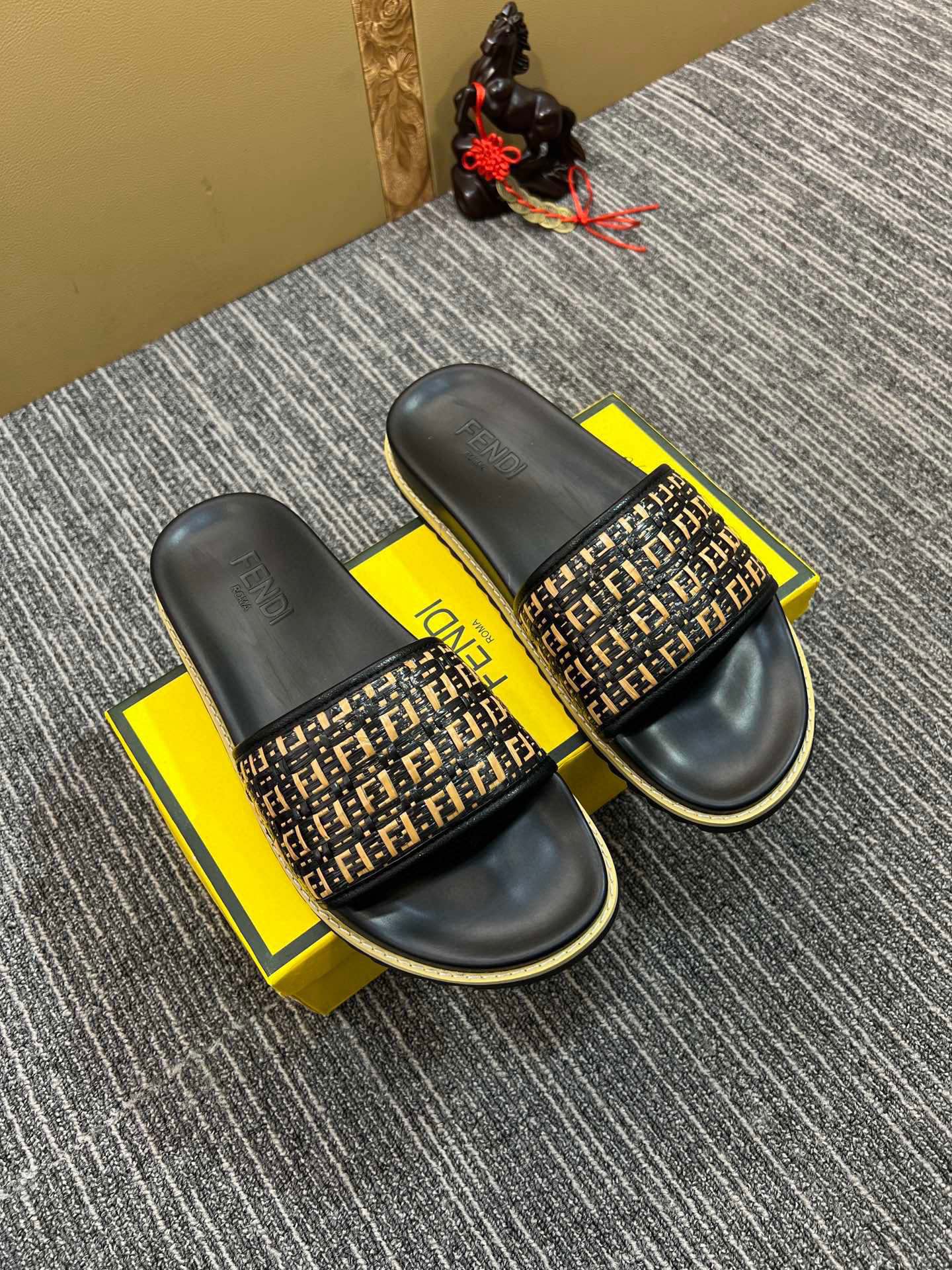 5XF104ZDE Stylish Slippers