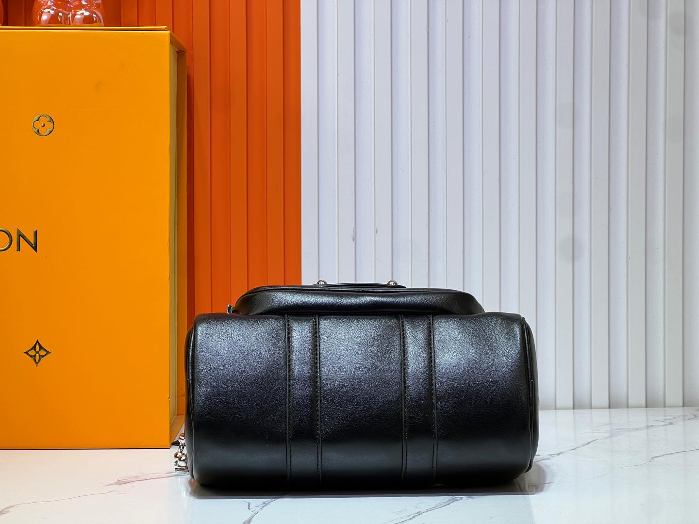 2WE39BDE Stylish leather bag