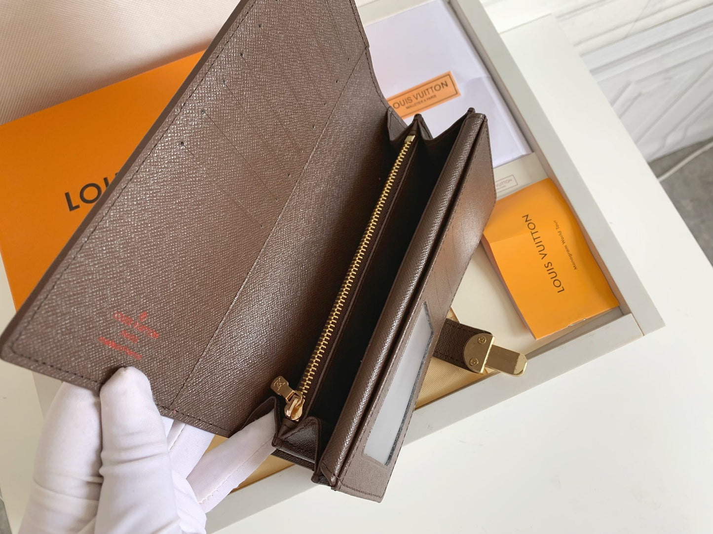 1XE73BDE Stylish leather wallets with package