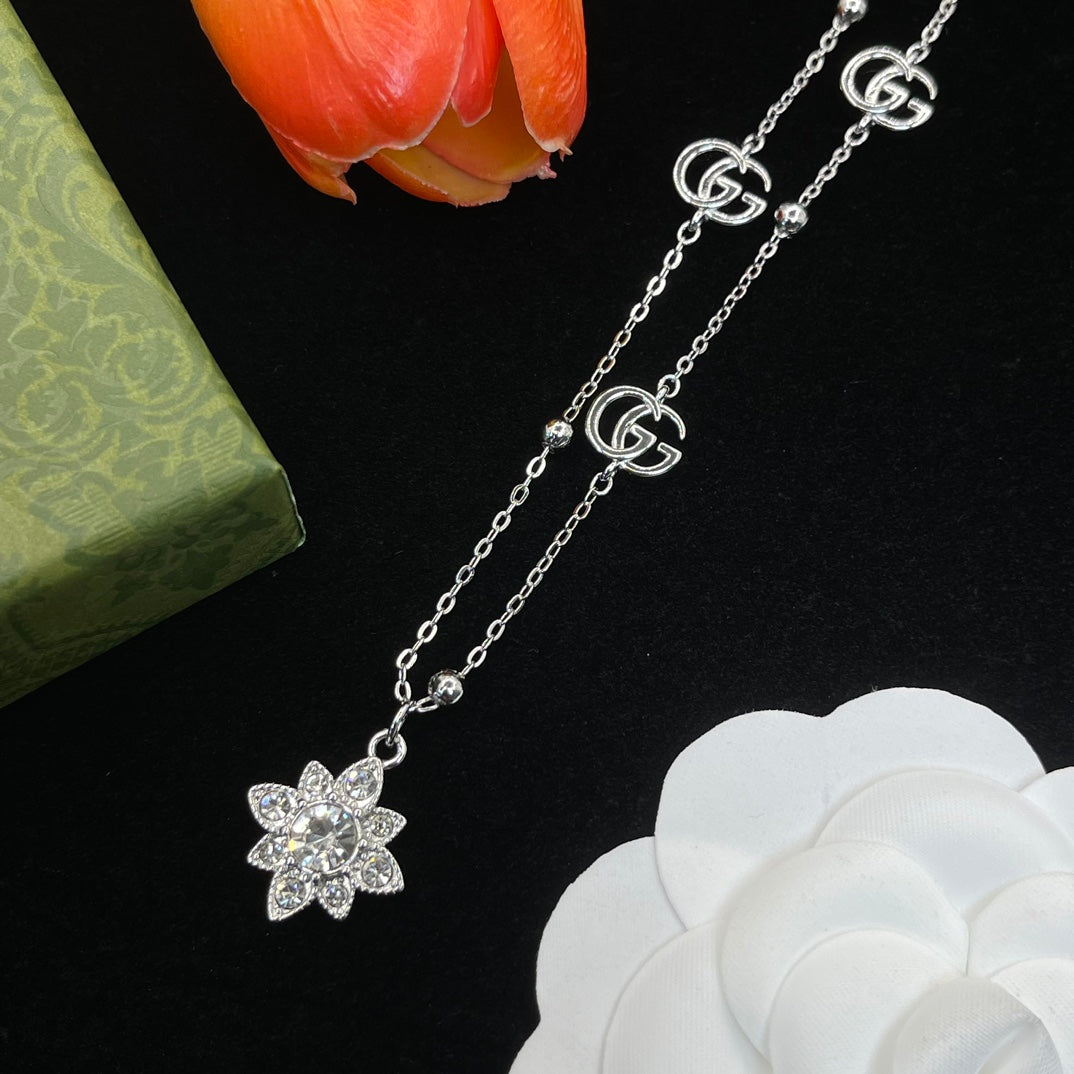 175RB27XDE Stylish Necklaces .