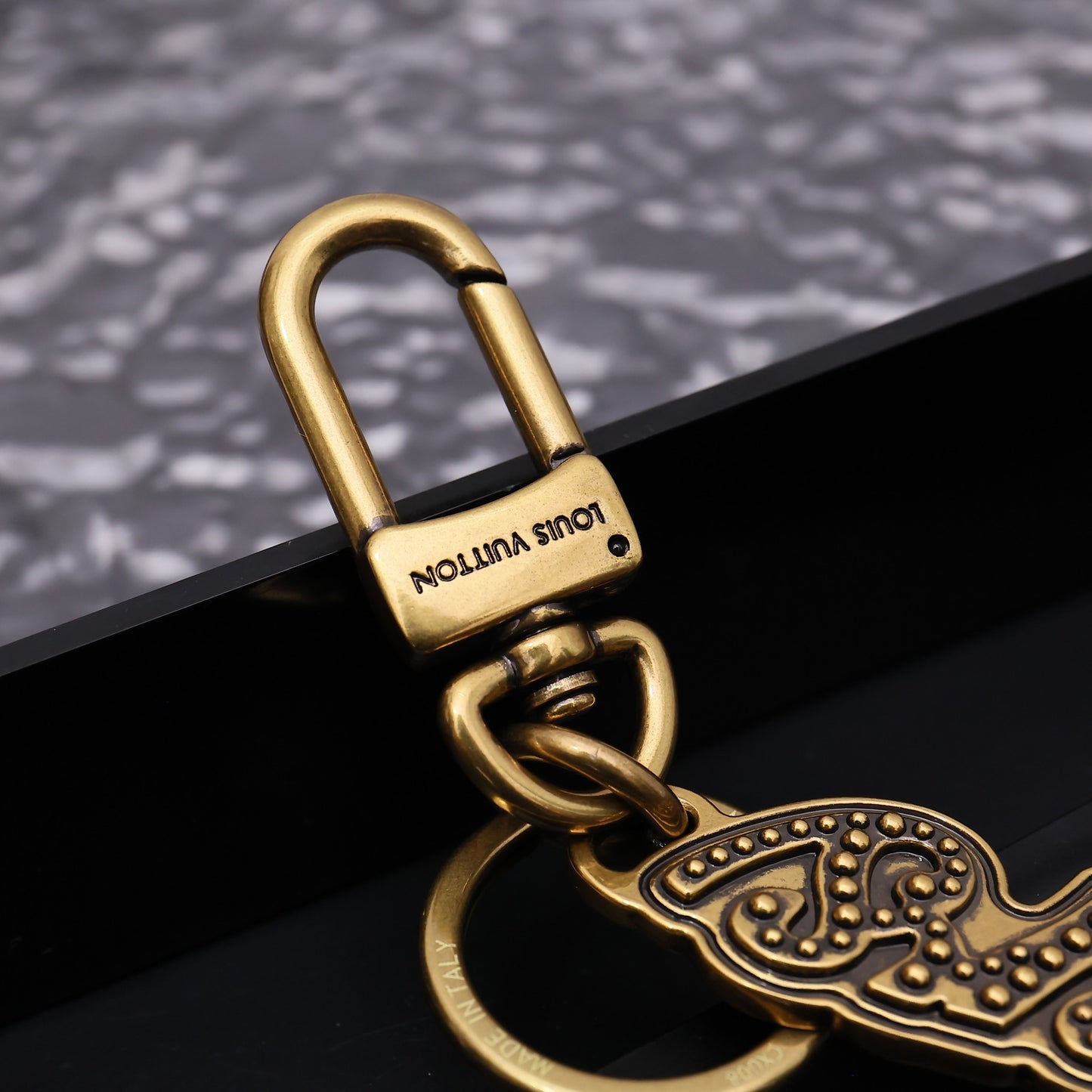 14E16ADE Stylish key closure