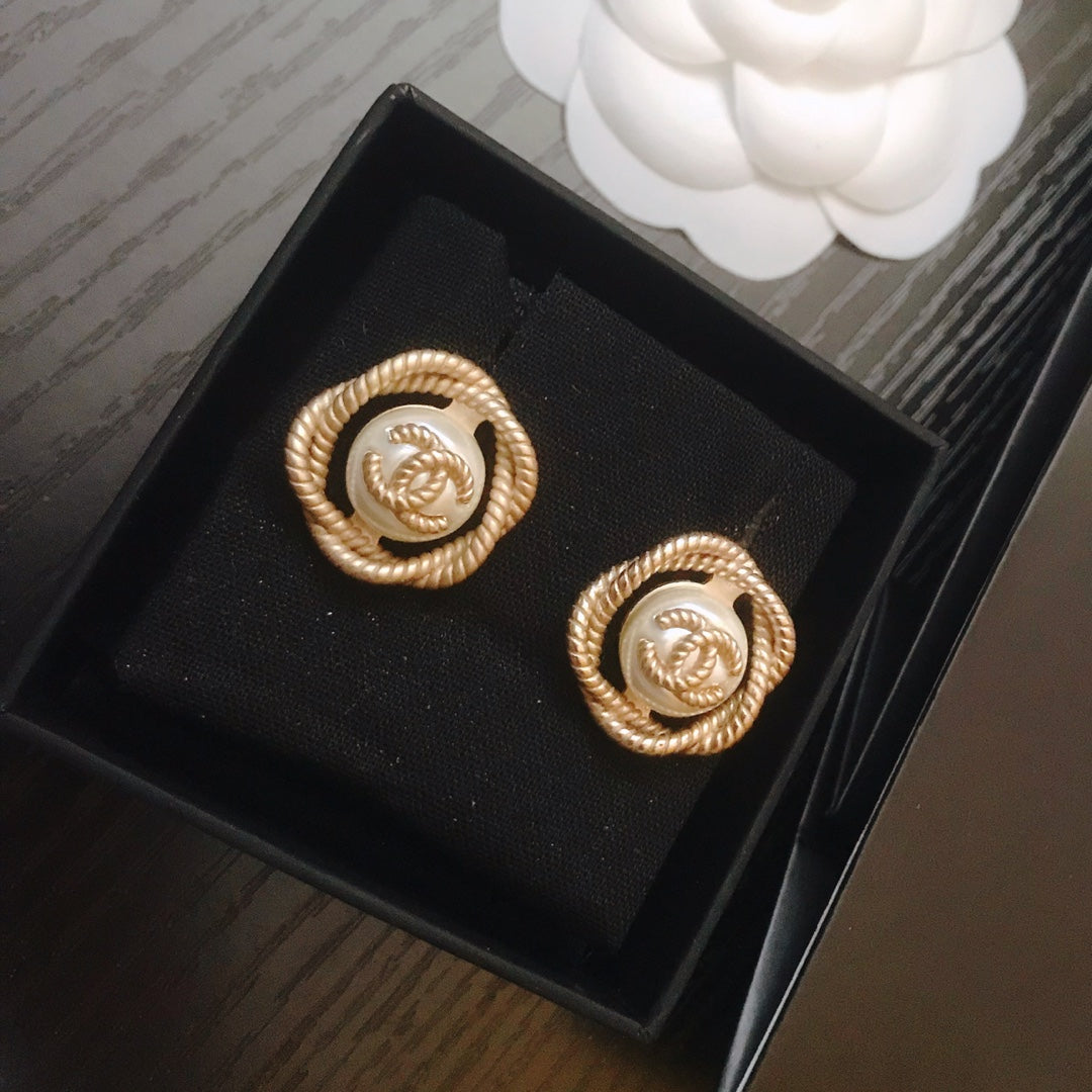 15QC9EDE Stylish Earrings
