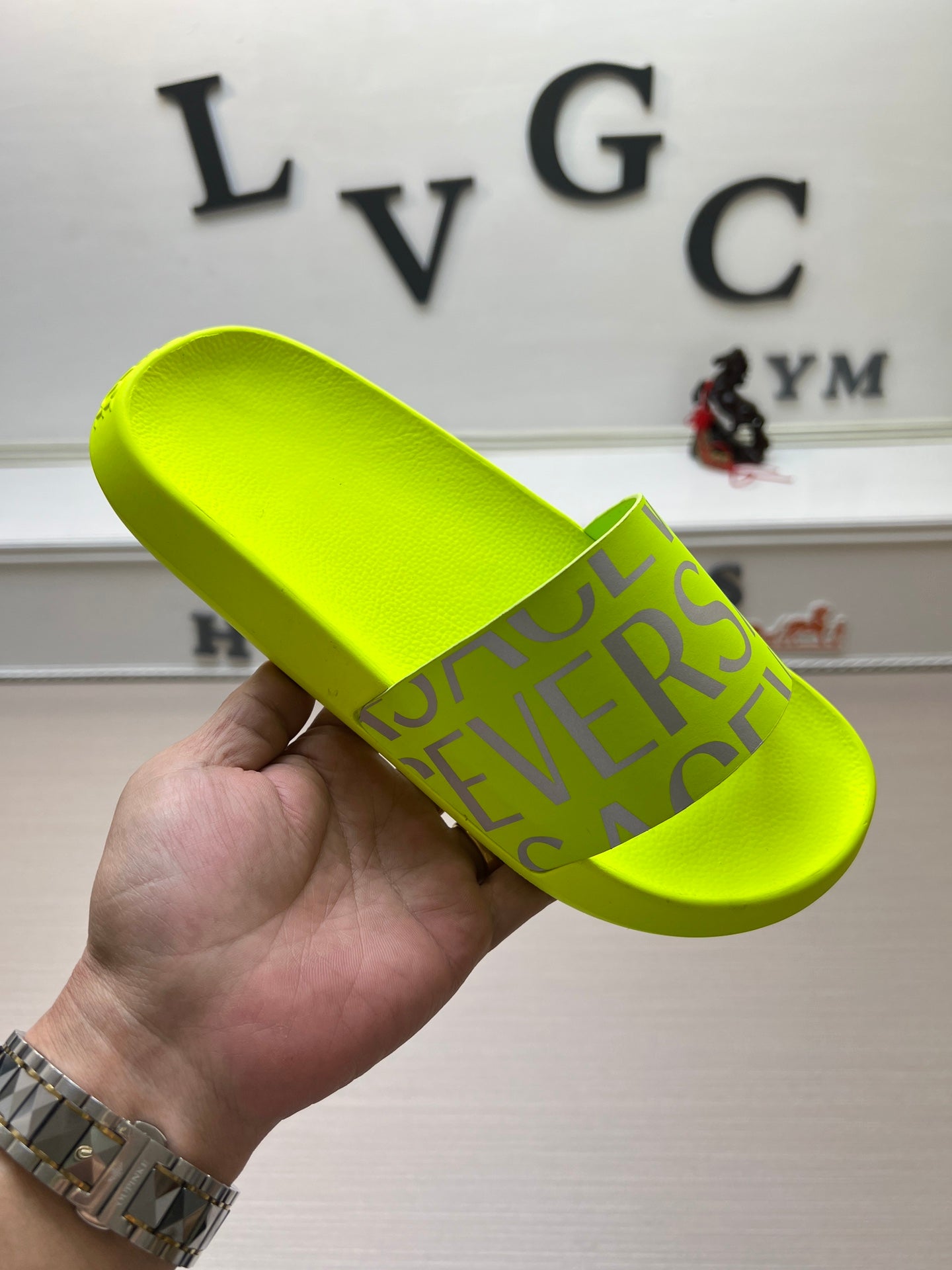 54V108ZDE Stylish slippers