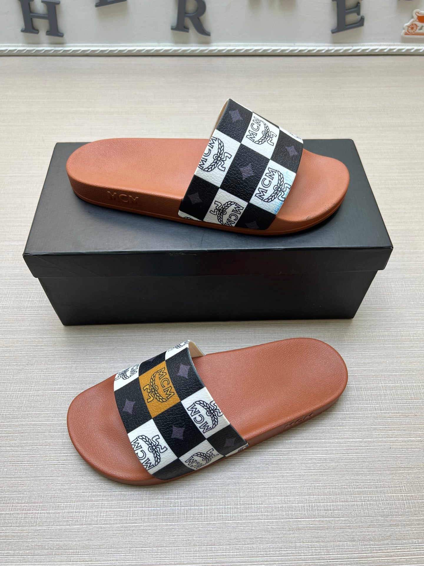 54M44ZDE Stylish slippers