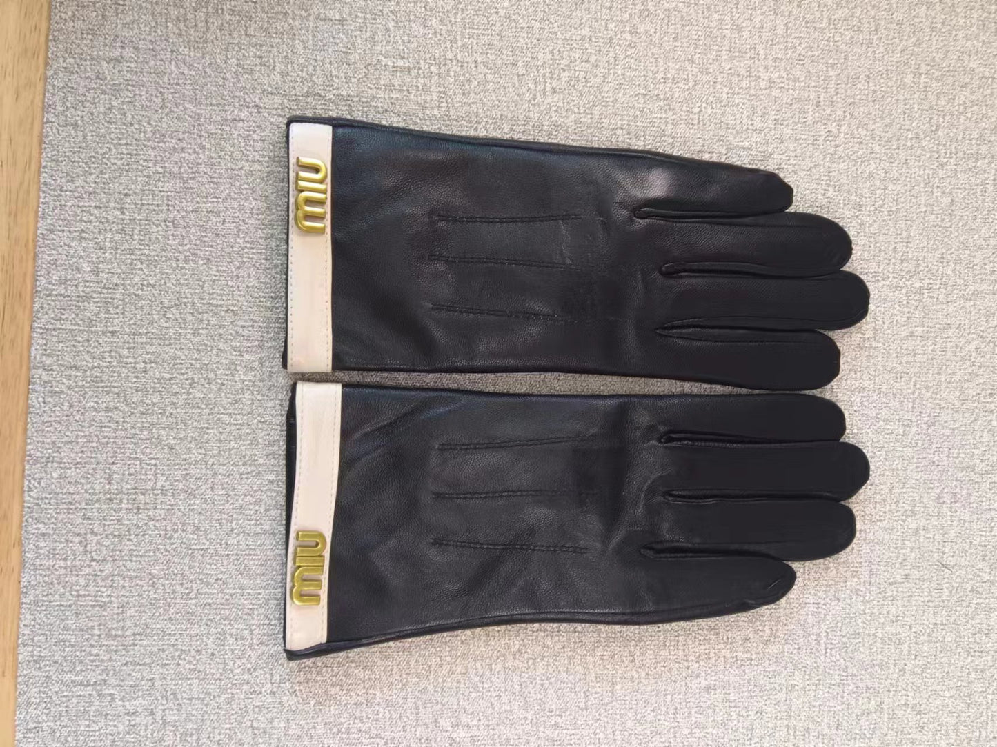 24A106SDE Stylish gloves