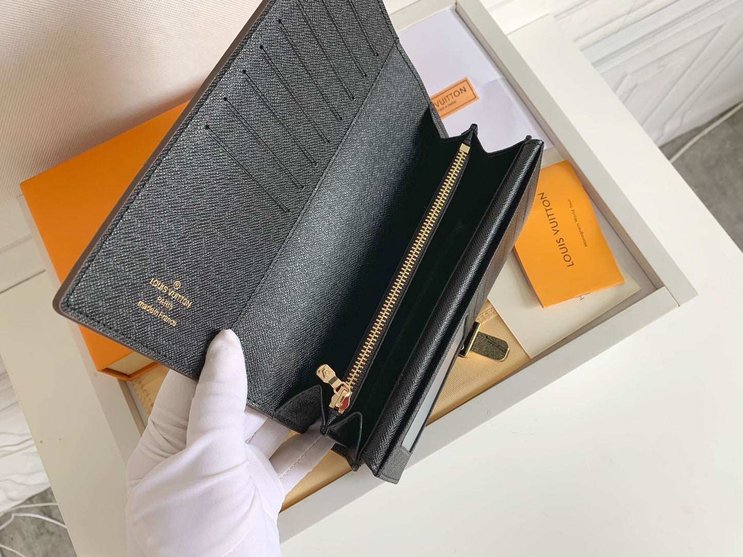 1XE73BDE Stylish leather wallets with package