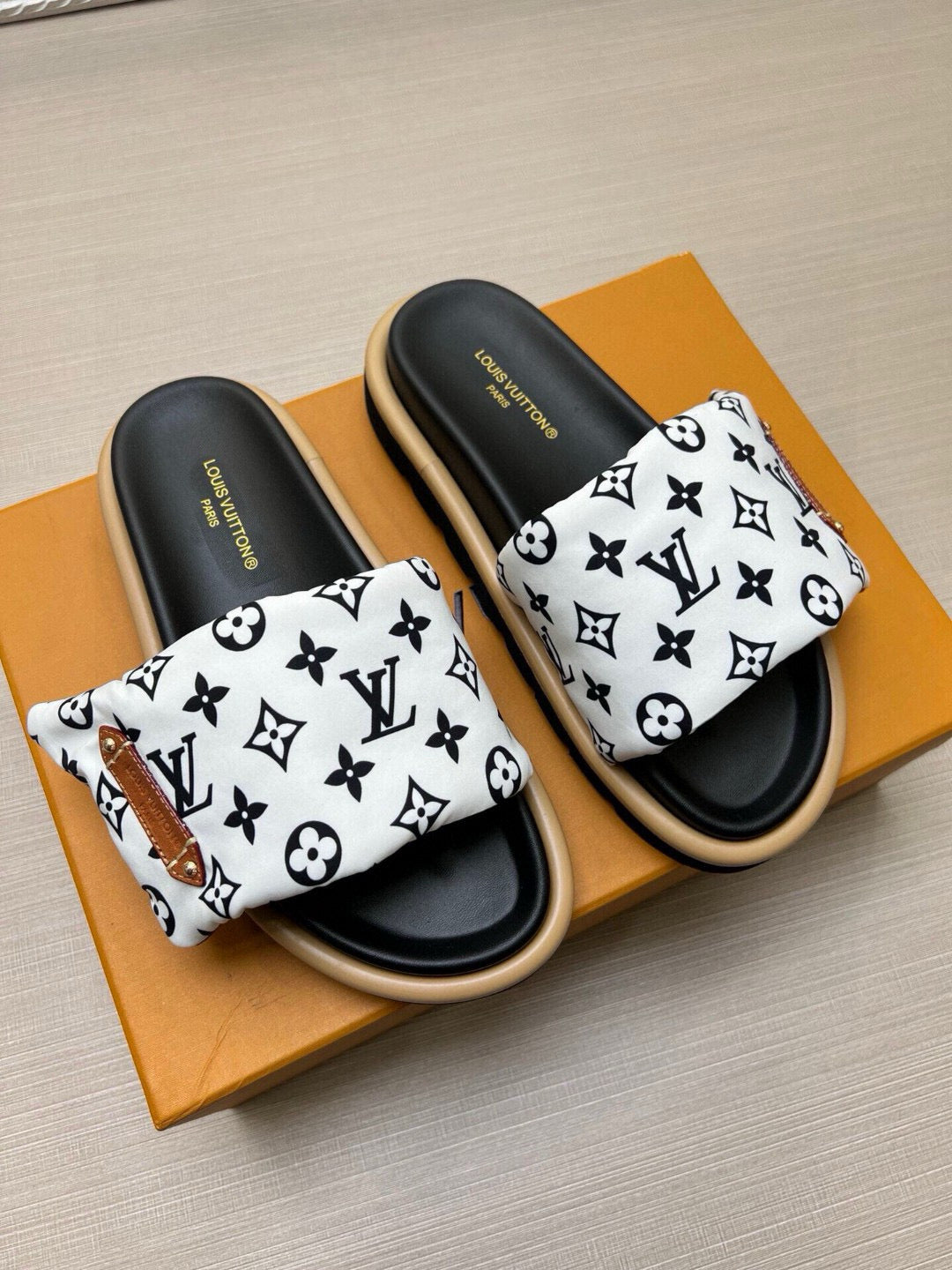 5QE9ZDE Stylish Slippers
