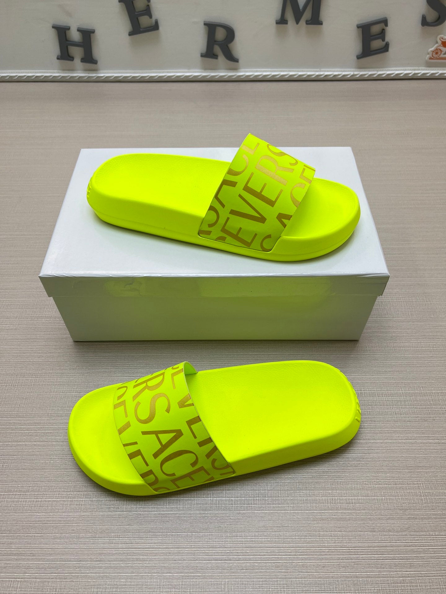 54V108ZDE Stylish slippers