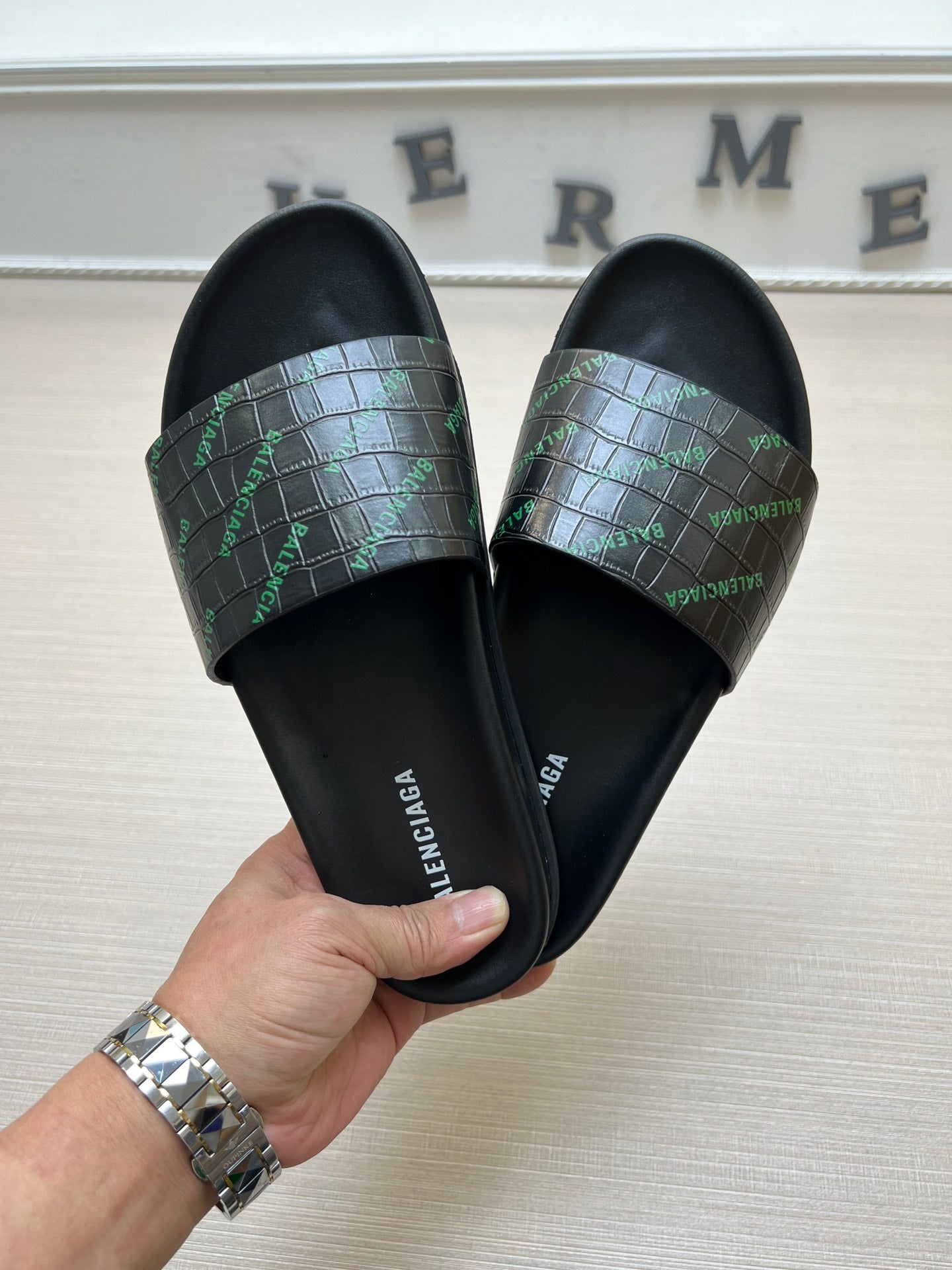 54J99ZDE Stylish slippers