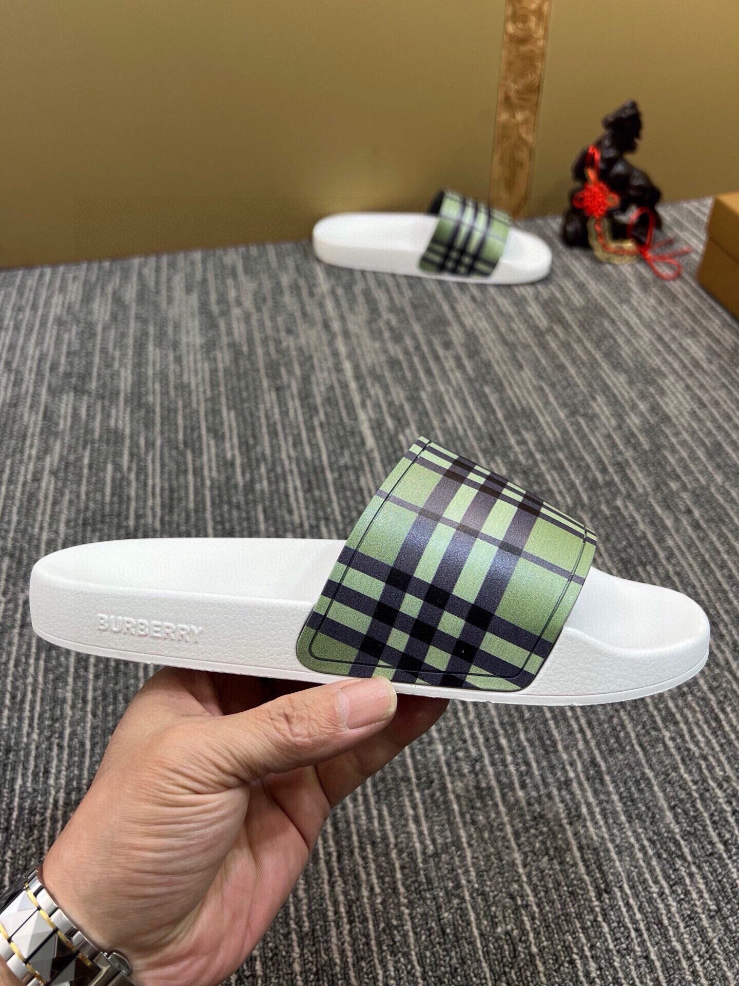 535ZR260ZDE Stylish Slippers