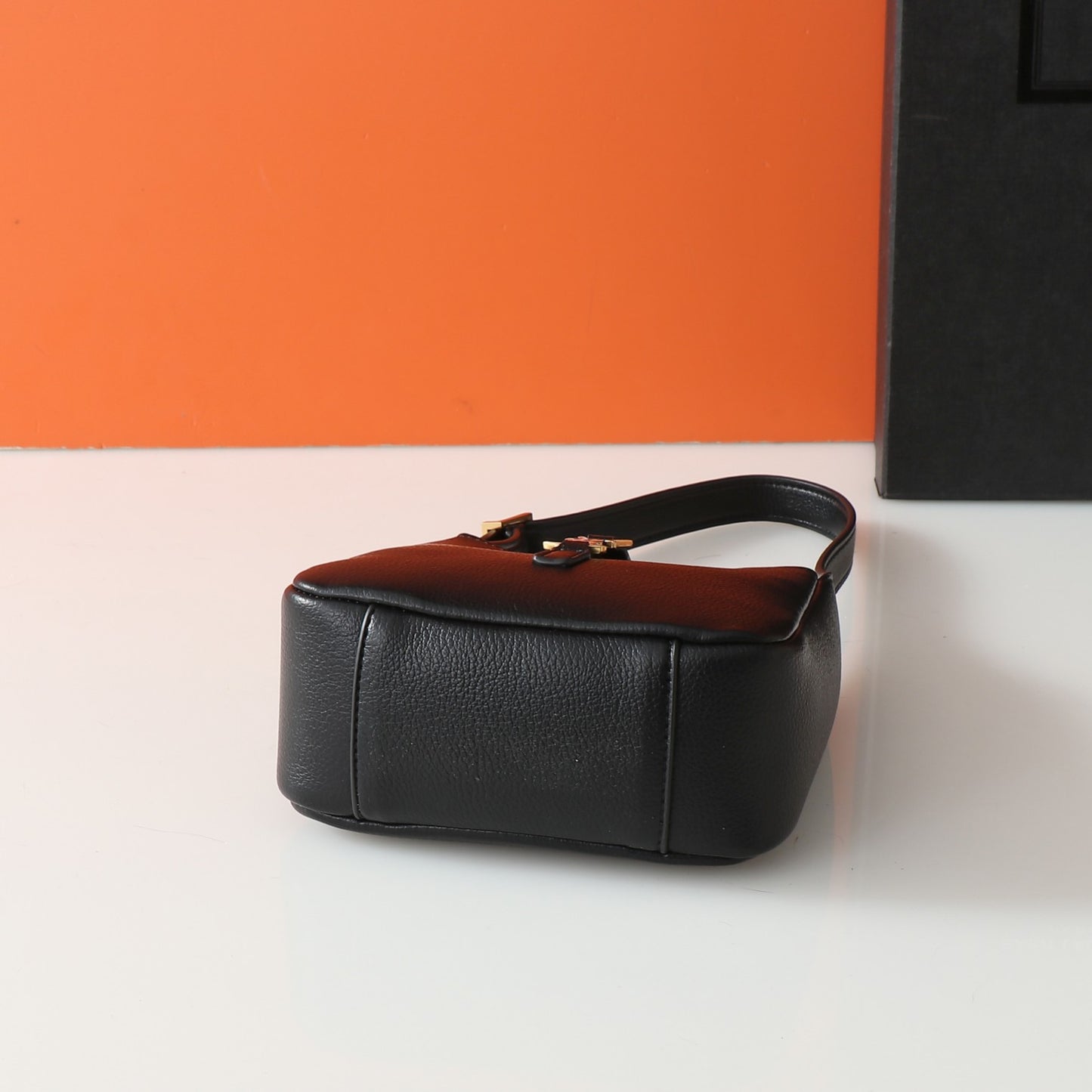 165NSL116BDE Stylish leather bag