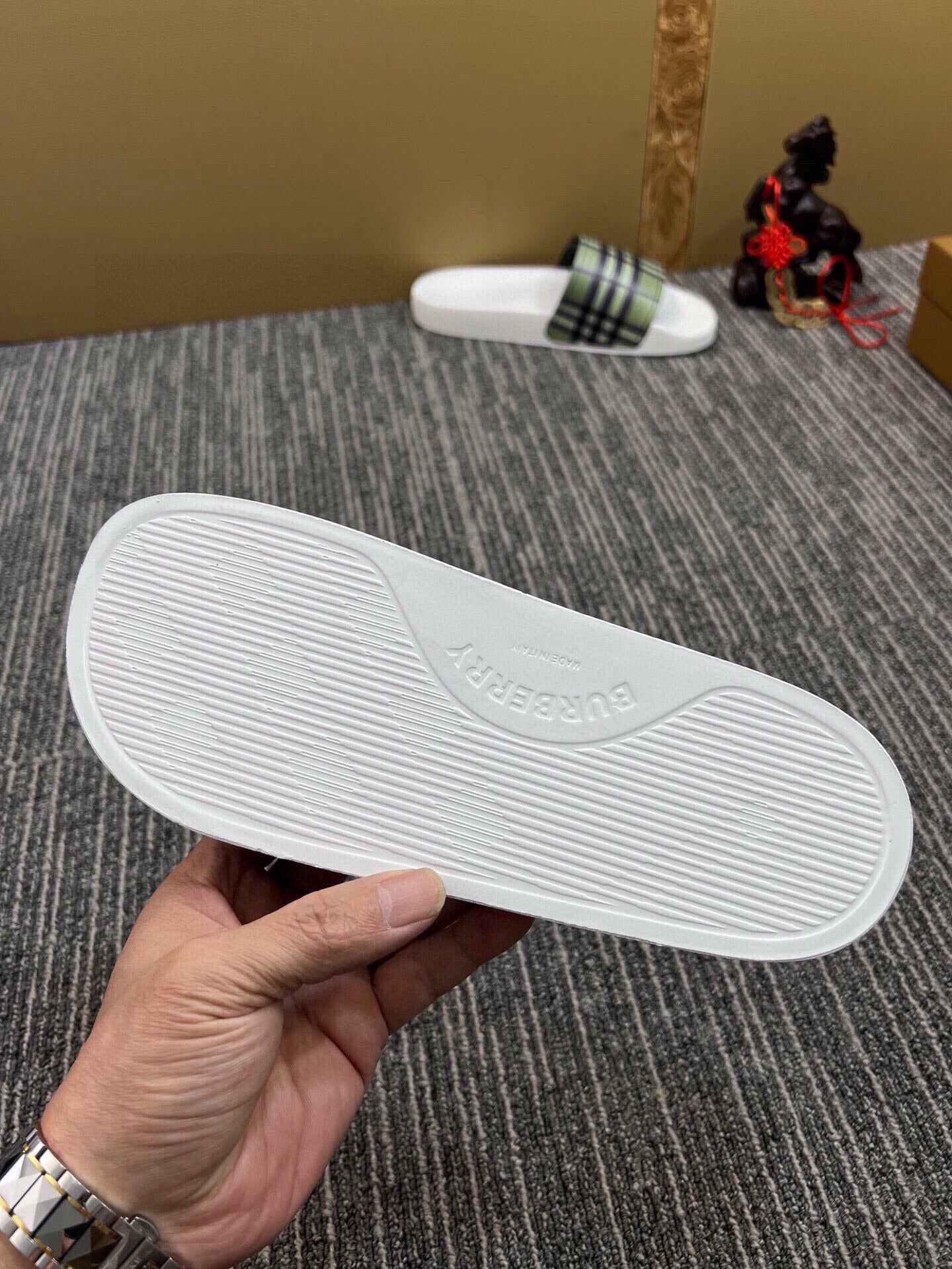 535ZR260ZDE Stylish Slippers