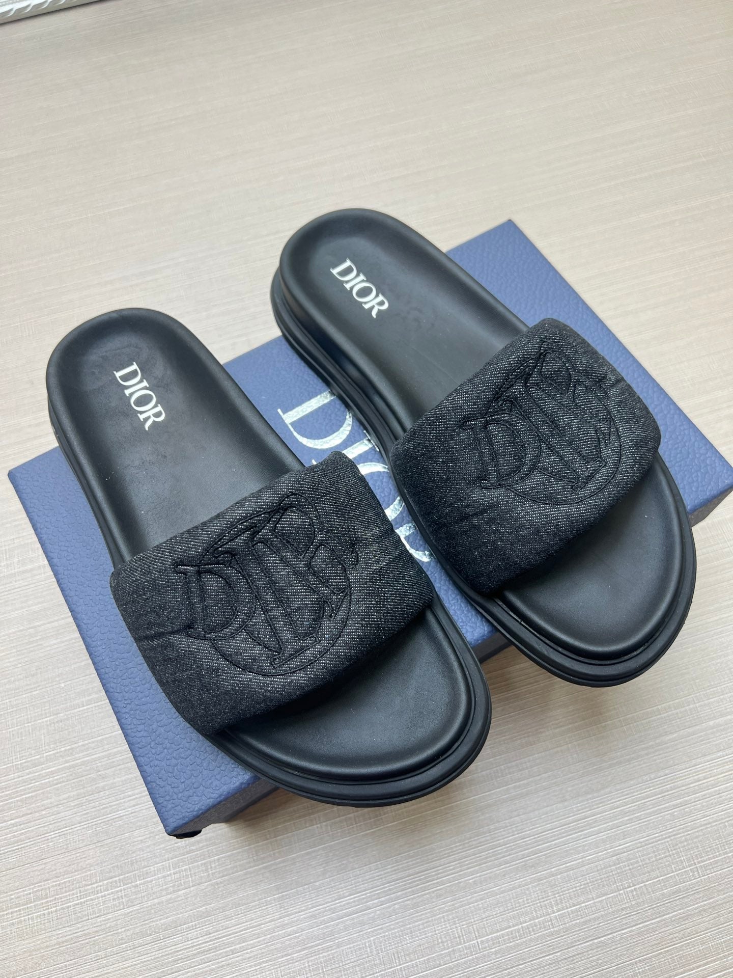 54D168ZDE Stylish leather slippers