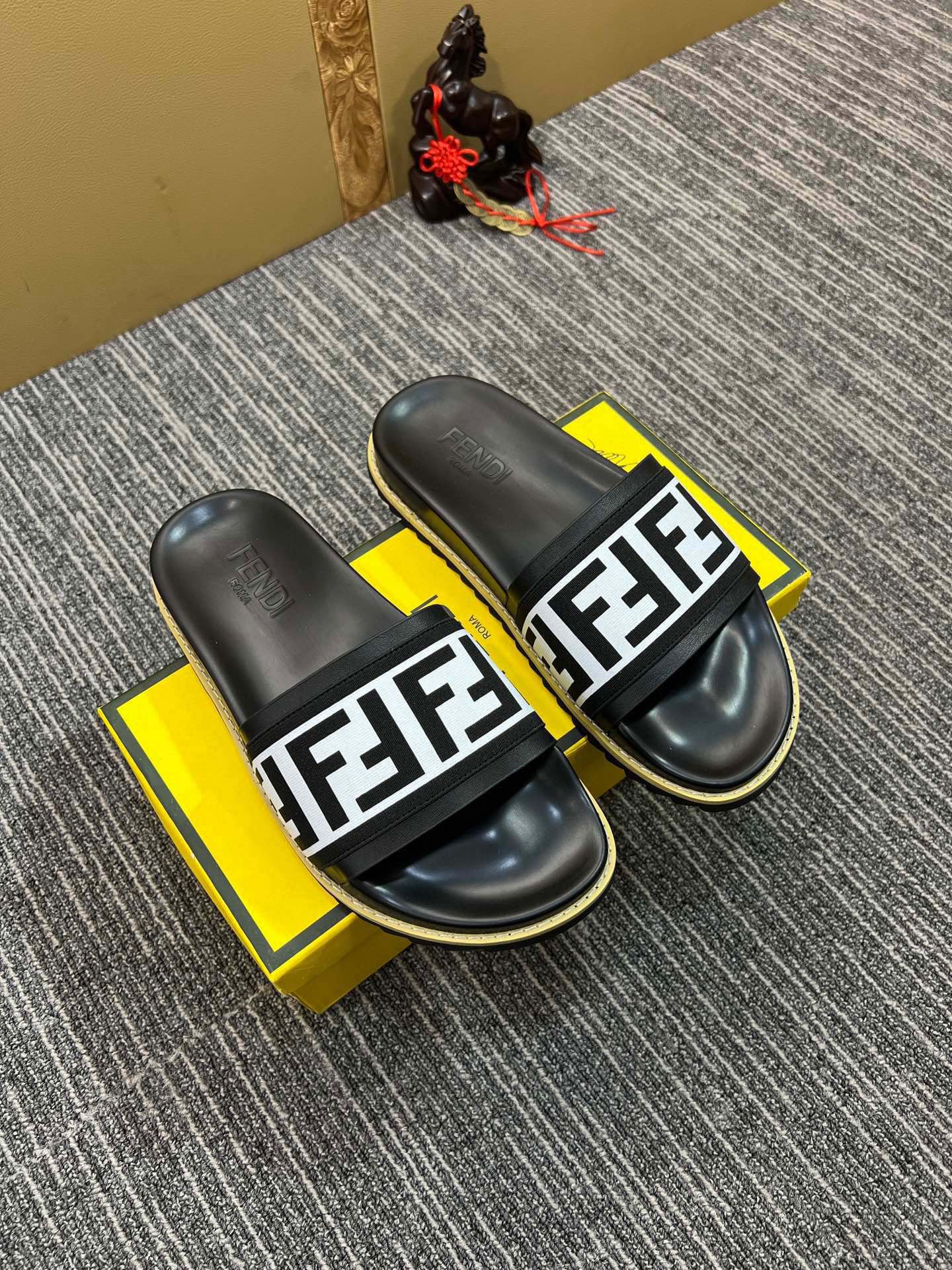 5YF111ZDE Stylish Slippers