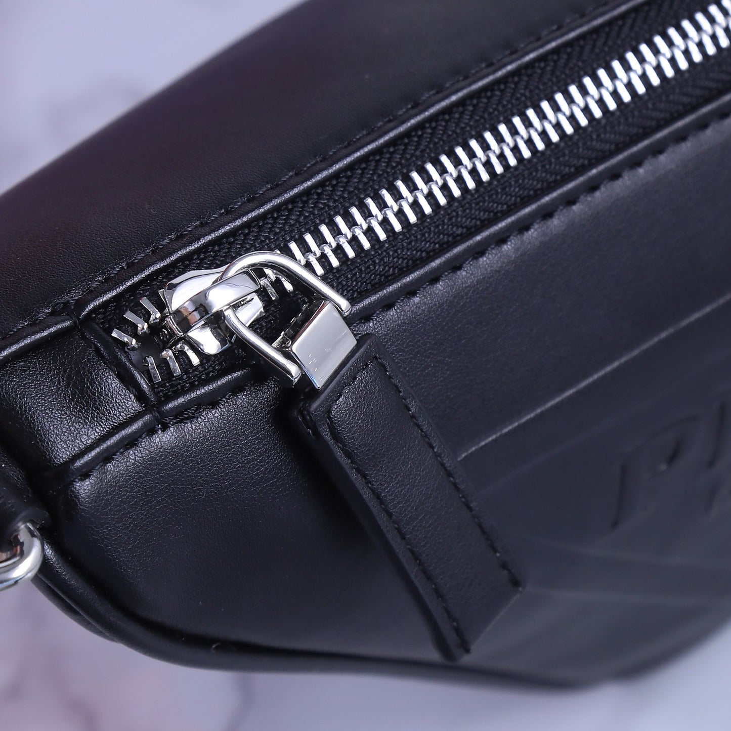 1XPD82BDE Stylish leather bag 