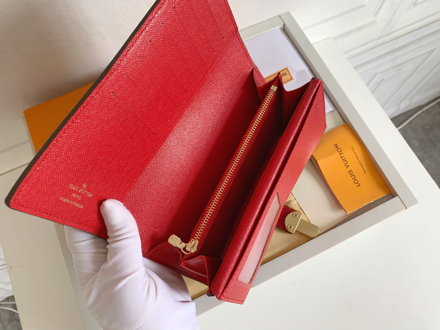 1XE73BDE Stylish leather wallets with package