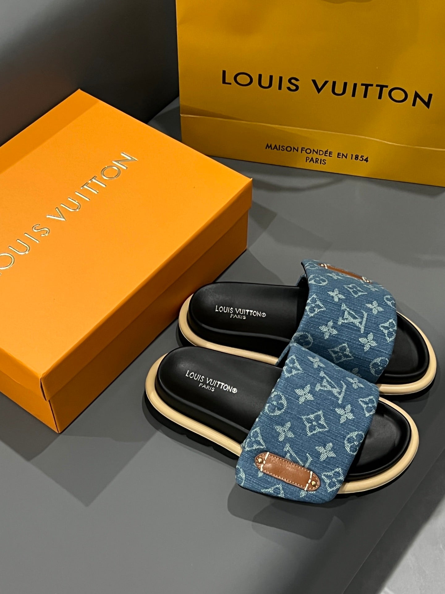 14E73ZDE Stylish Slippers