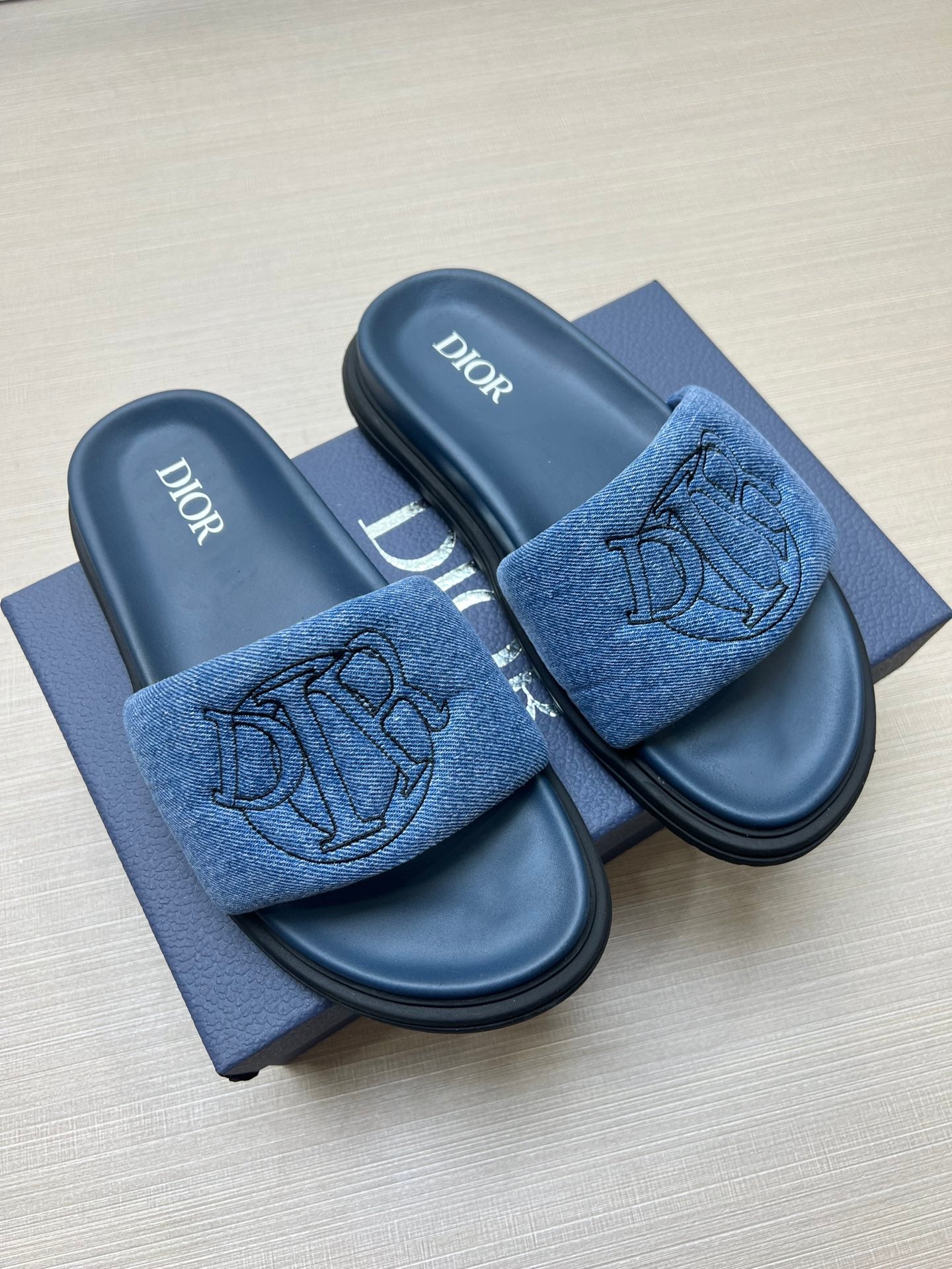 54D168ZDE Stylish leather slippers