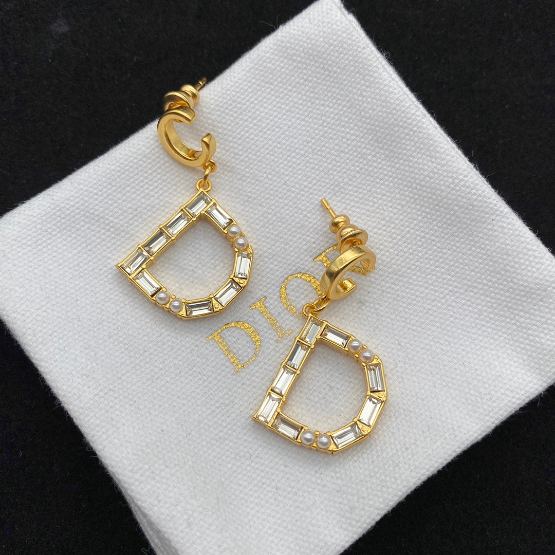 1YD430EDE Stylish Earrings