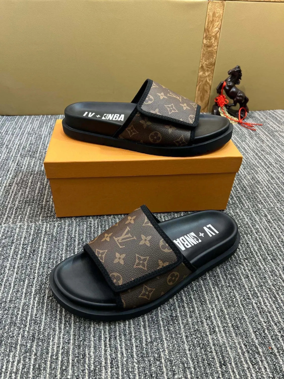 5YE47ZDE Stylish Slippers