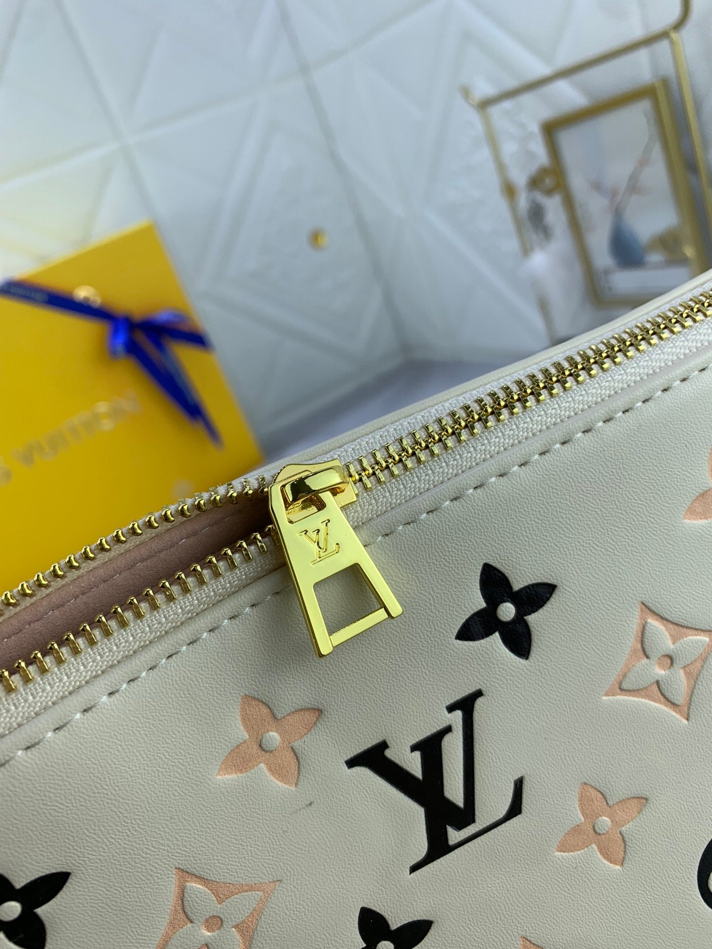 2XE39BDE Stylish leather bag 